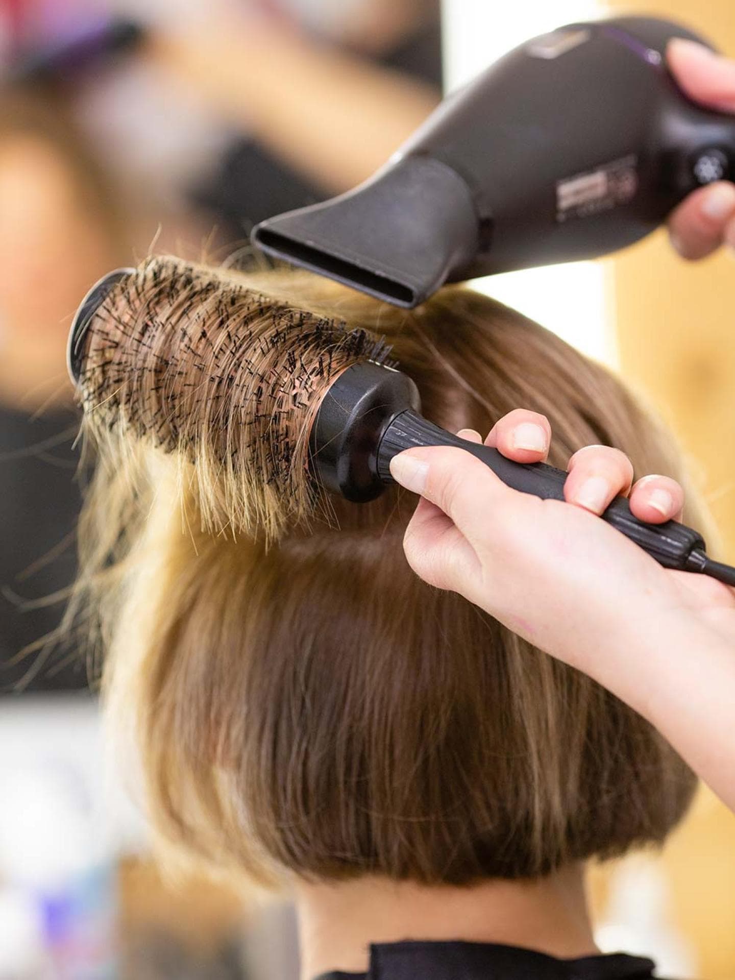 Leserin Barbara beim Hairstyling 