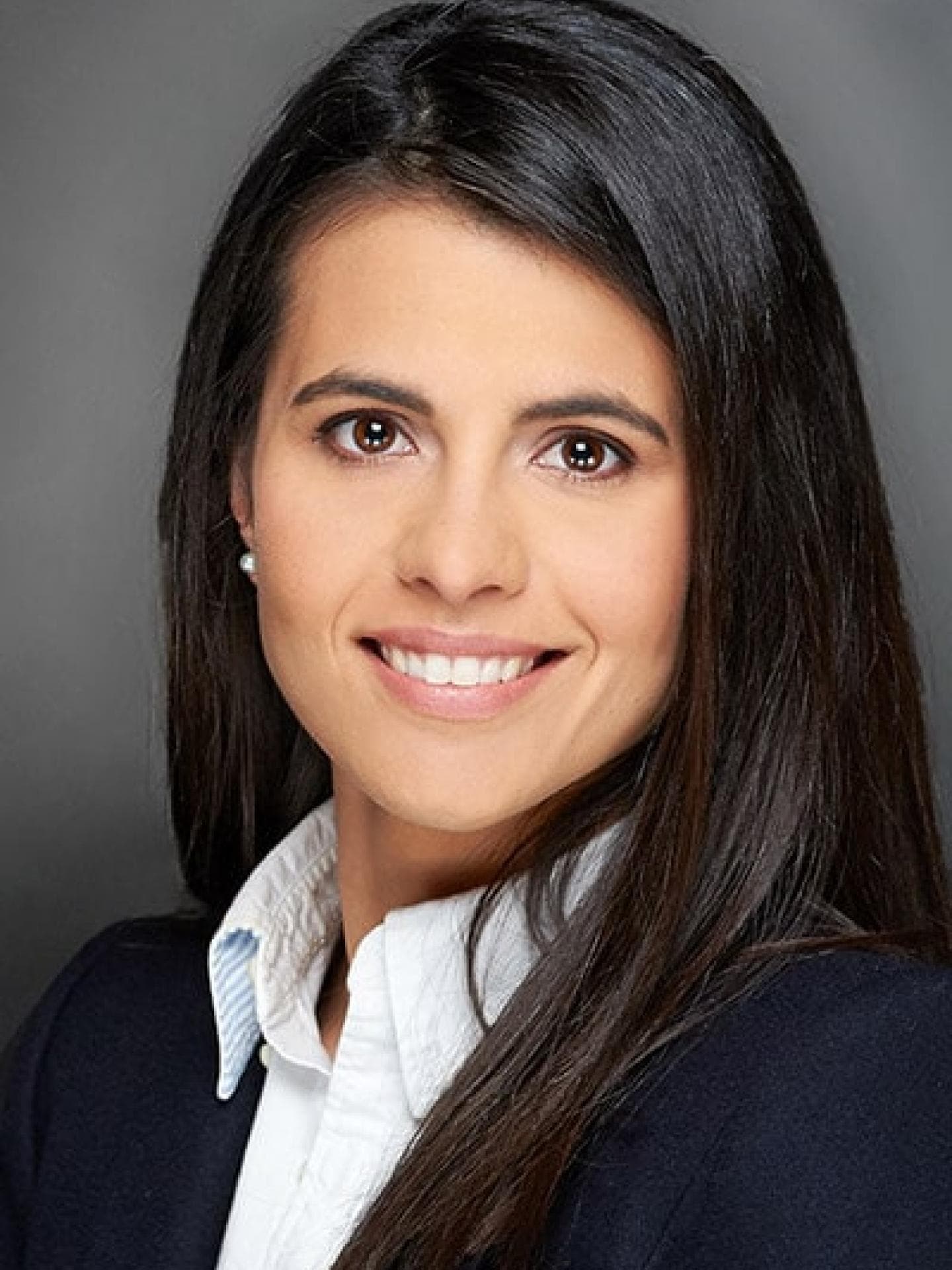 Dr. Estefanía Lang Dr. Estefanía Lang