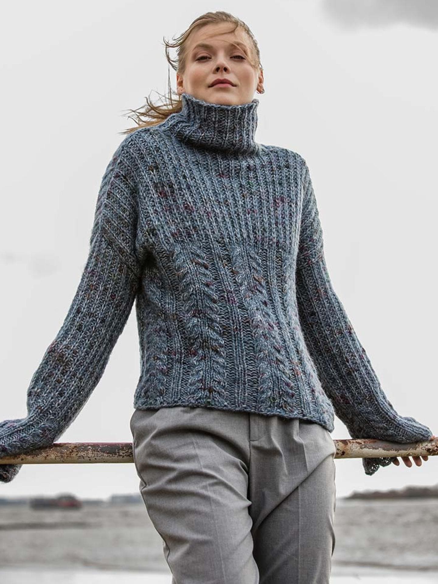 Strickpullover mit Rollkragen und überlangen Ärmeln