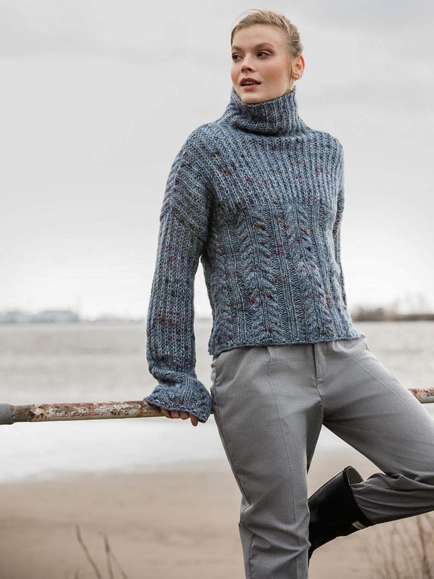 Strickpullover mit Rollkragen und überlangen Ärmeln