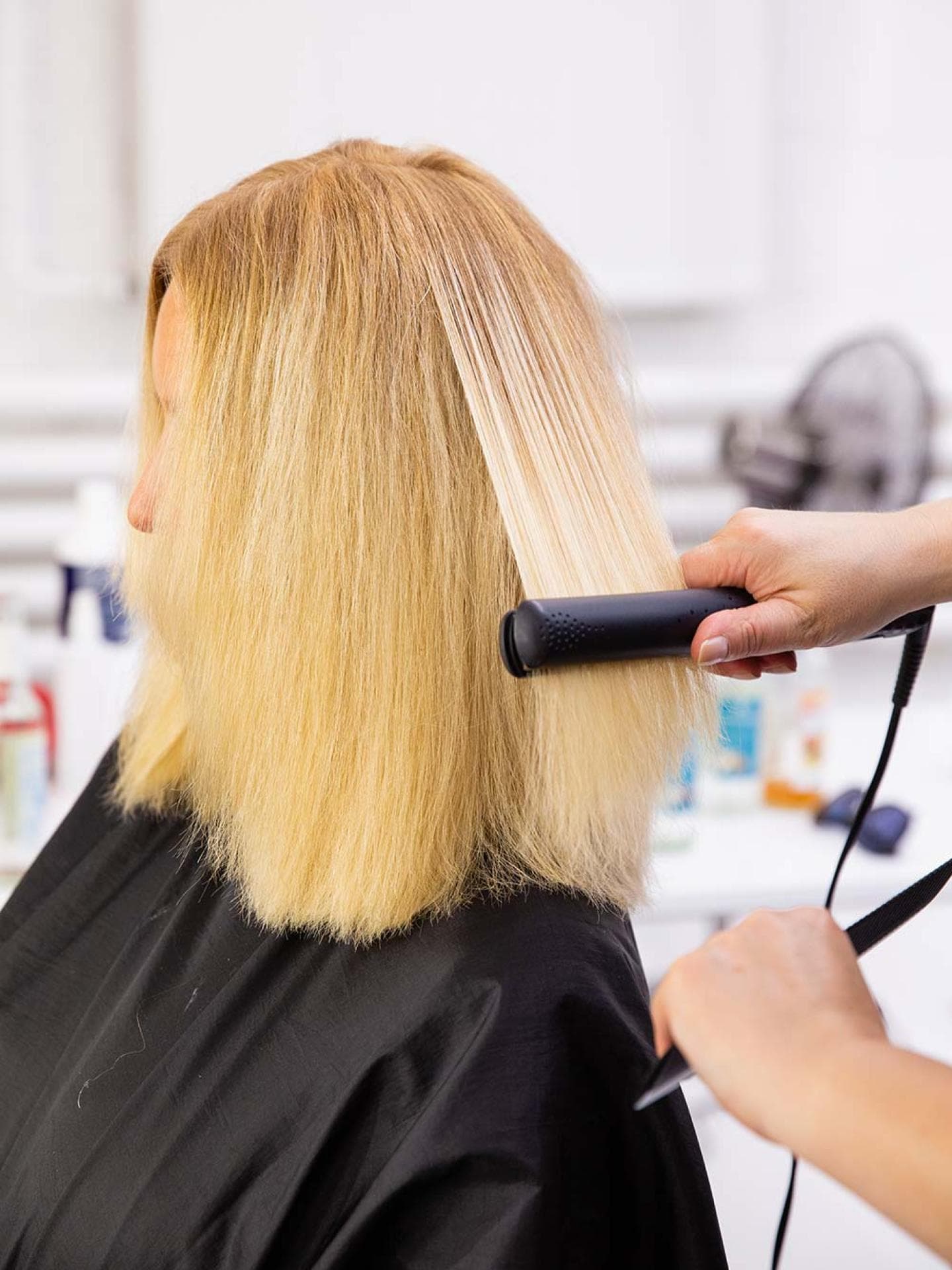 Umstyling: Vanessa werden die Haare geglättet