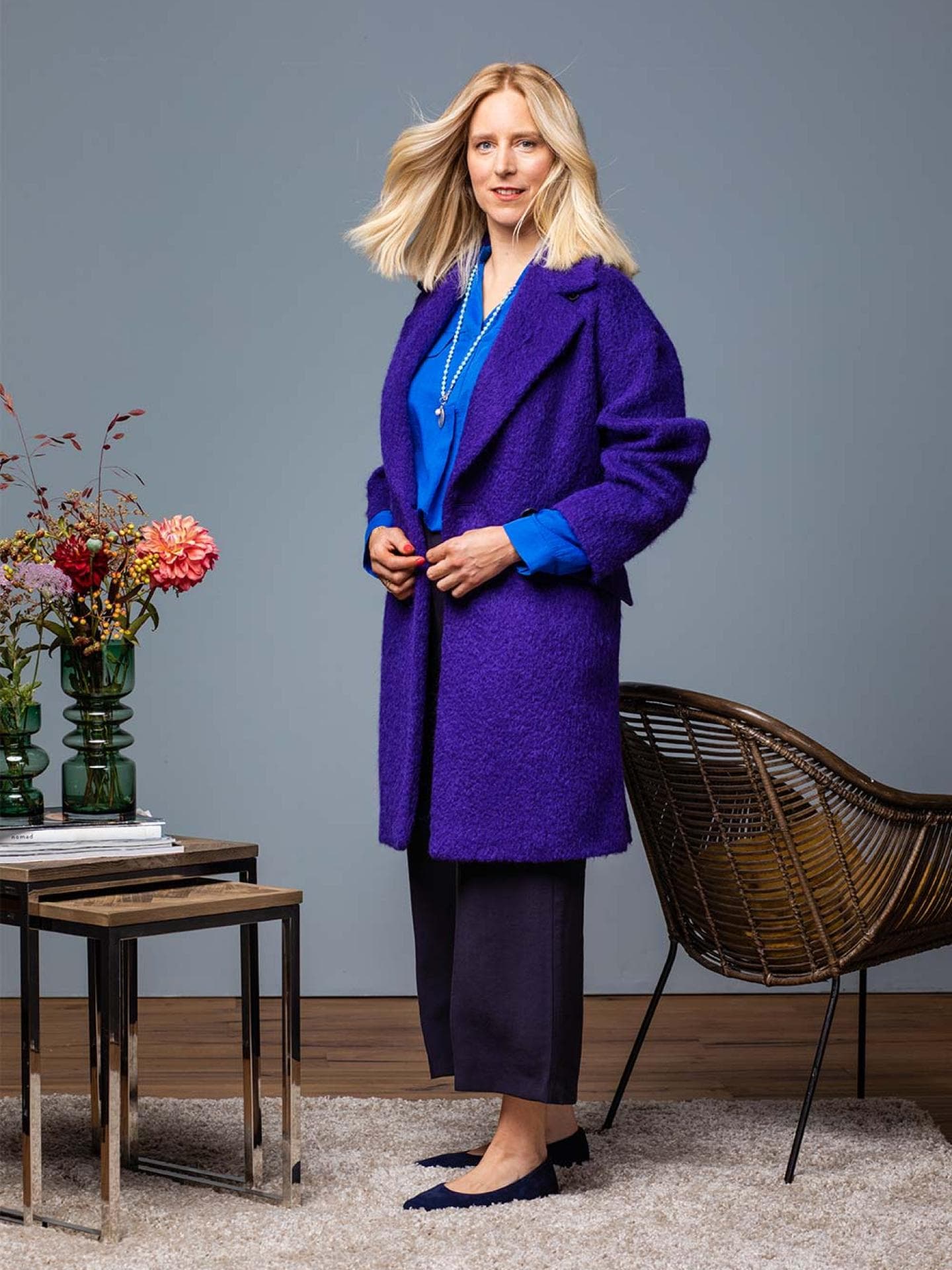 Umstyling: Vanessa mit einer blauen Bluse und einem blauen Mantel