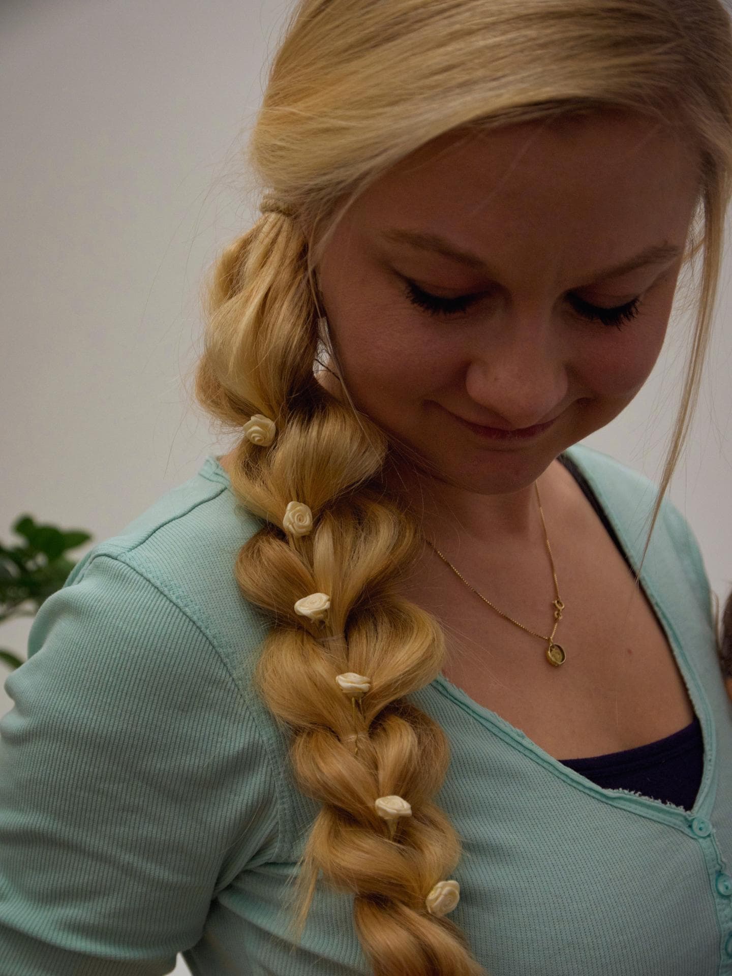 Flechtfrisur mit Accessoires