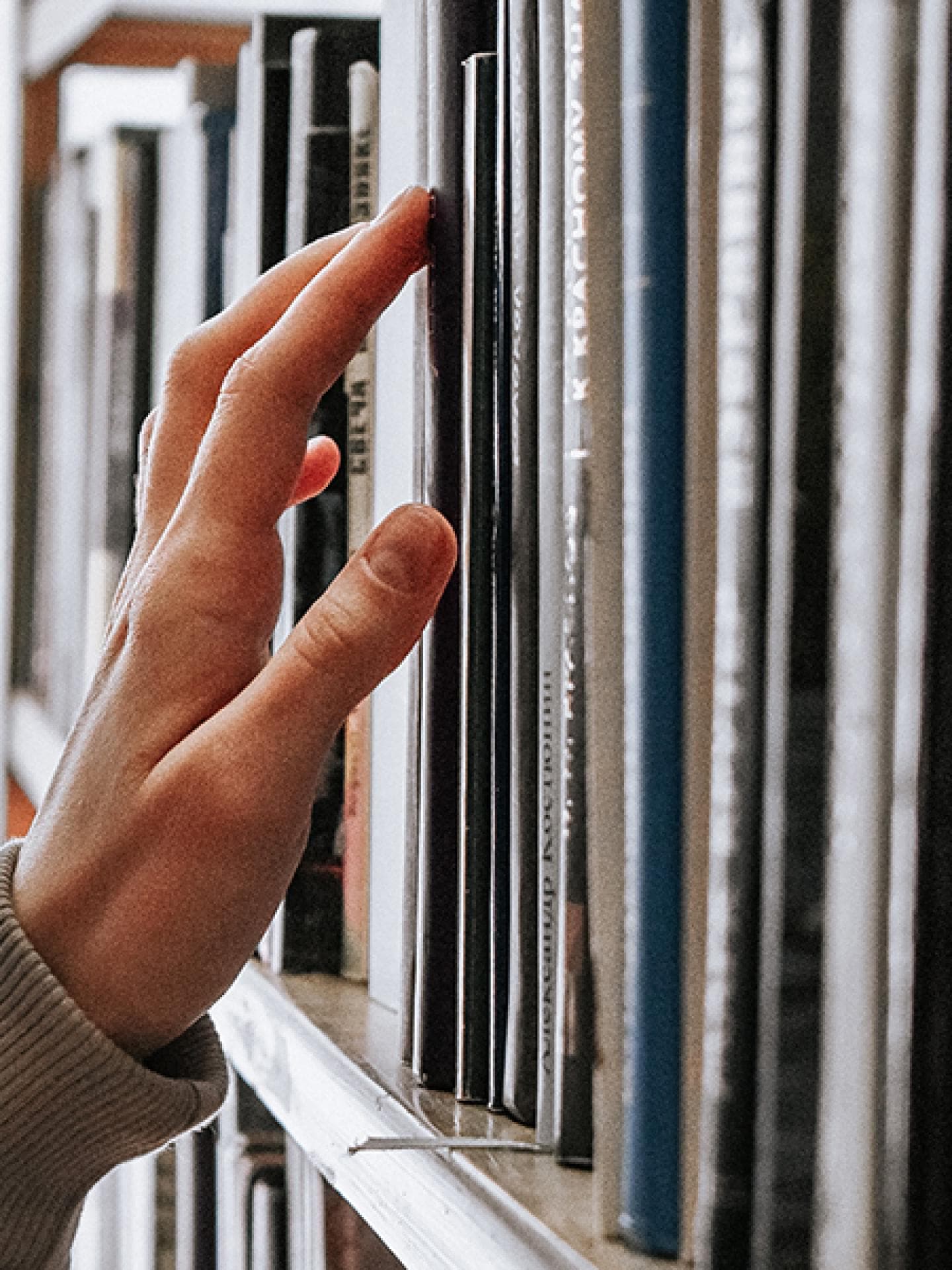 Finger, der über Bücher bewegt wird