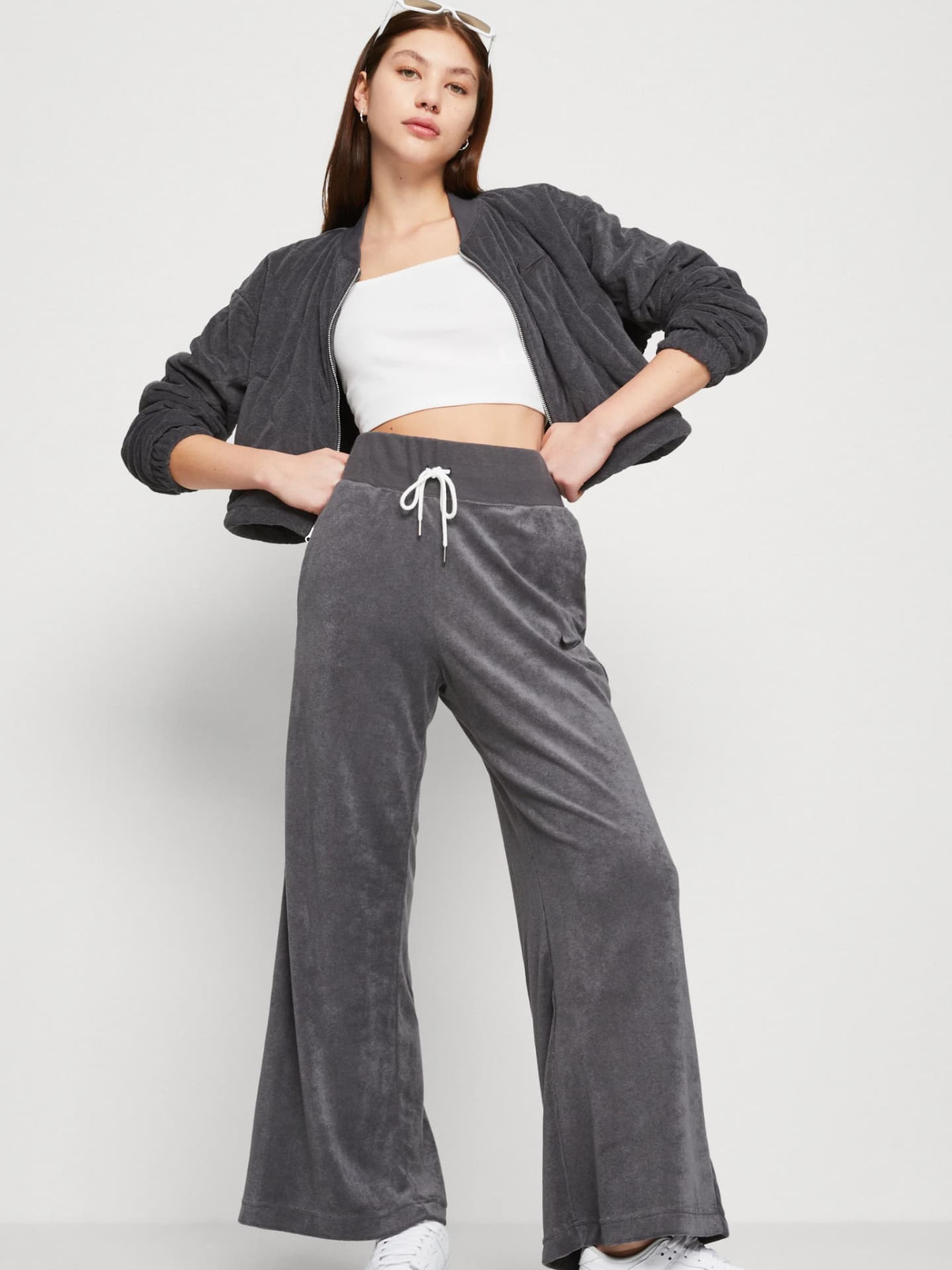 Grauer Jogginganzug von Nike.