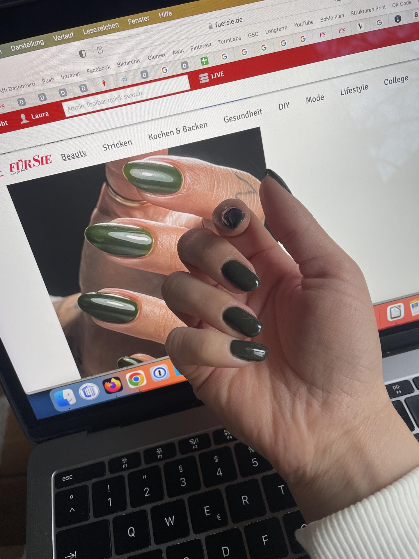Redakteurin Laura zeigt ihre Dirty Martini Nails.
