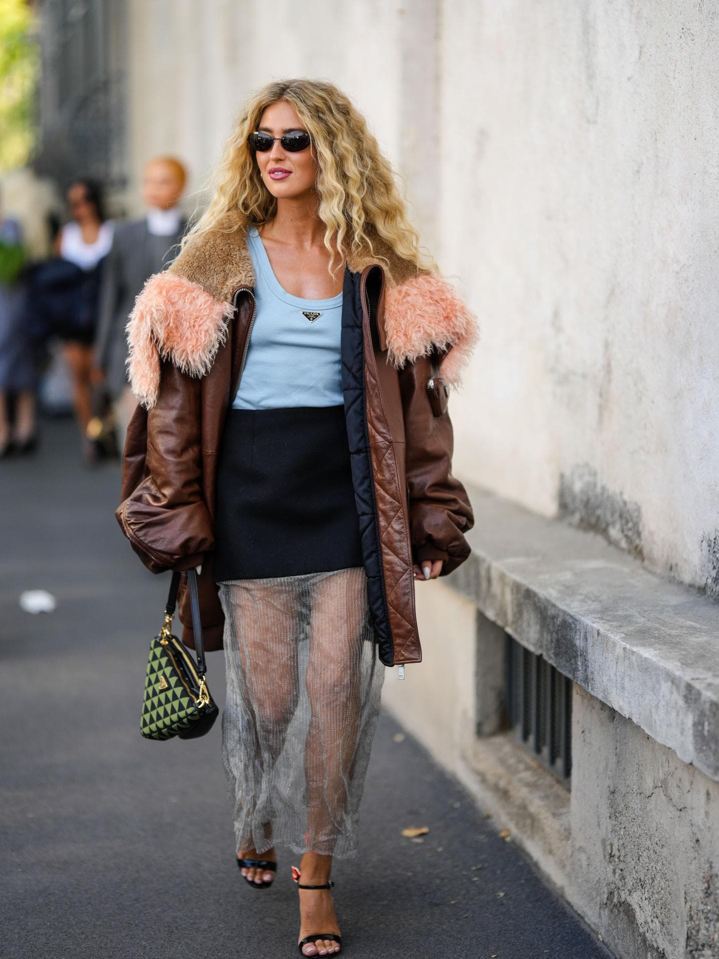 Emili Sindlev während der Fashion Week in Mailand. 