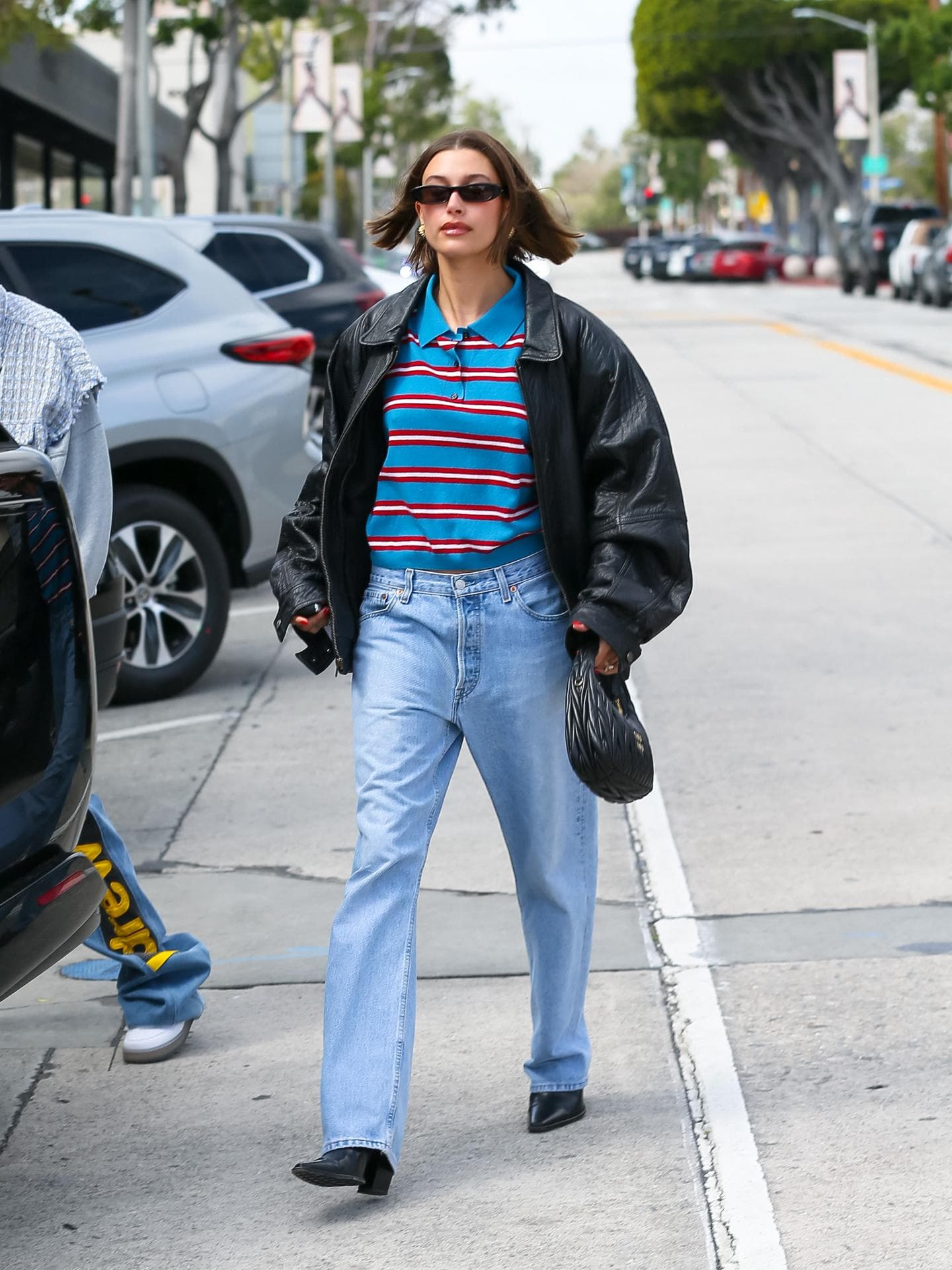 Hailey Bieber trägt ein Poloshirt im lässigen Streetstyle.
