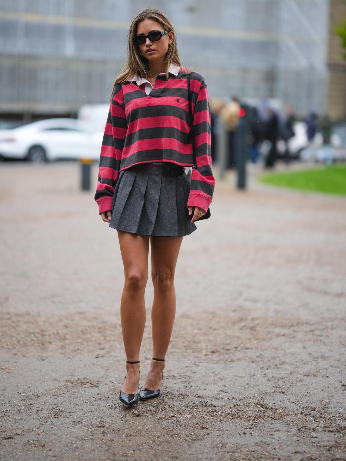 Preppy-Streetstyle mit Poloshirt und Faltenrock.