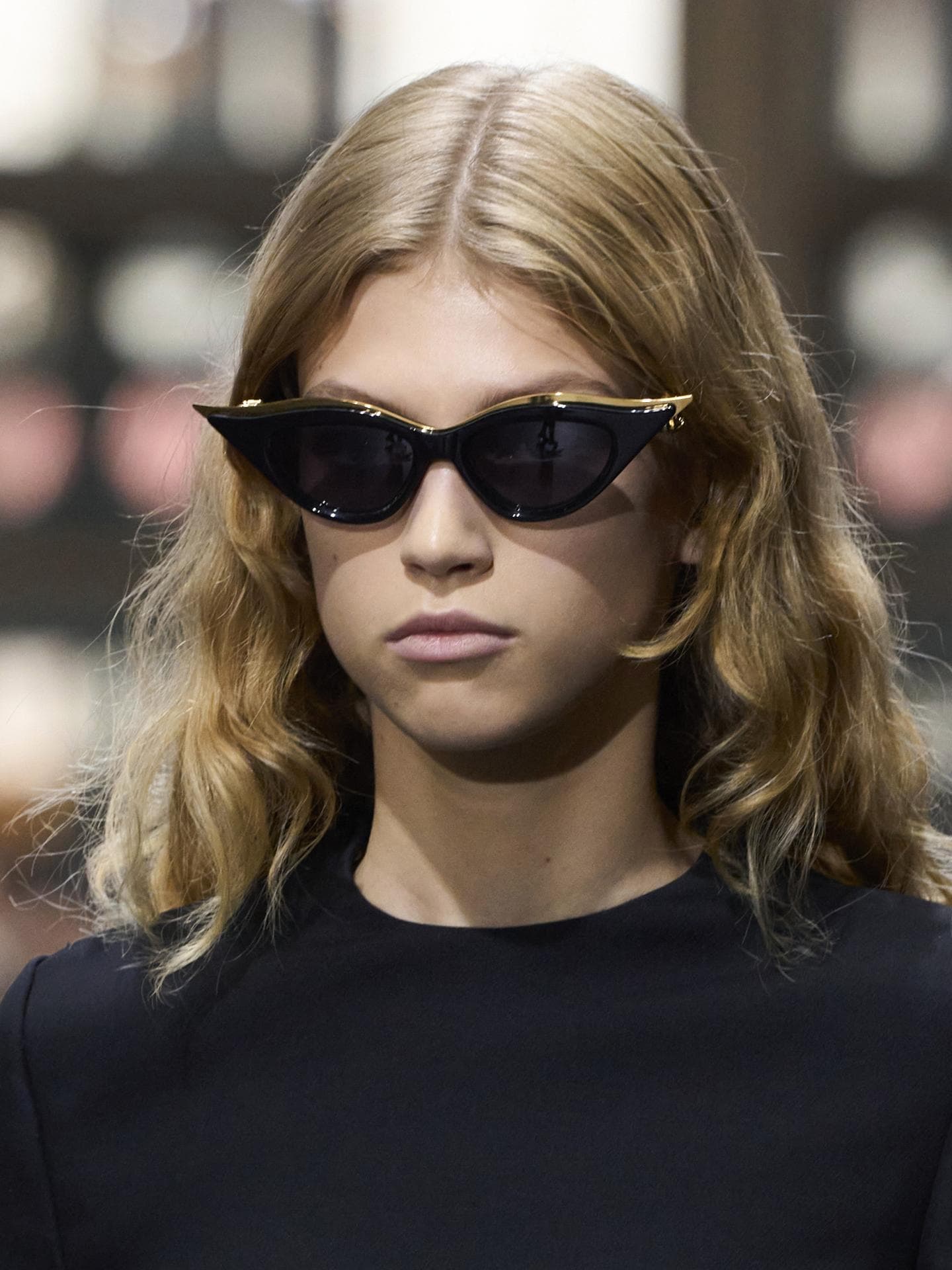 Frau mit Sonnenbrille und Stufenhaarschnitt