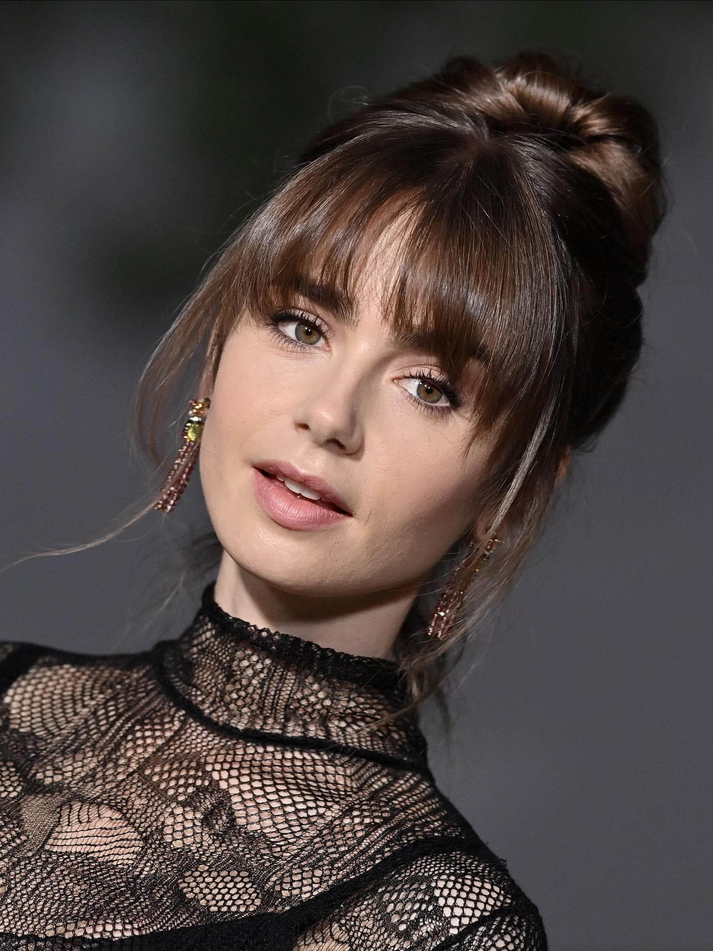 Bottleneck Bangs Lily Collins auf dem roten Teppich