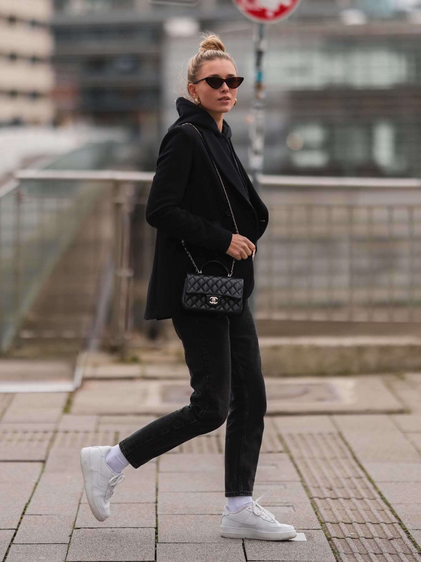 Frau trägt Nike Air Force 