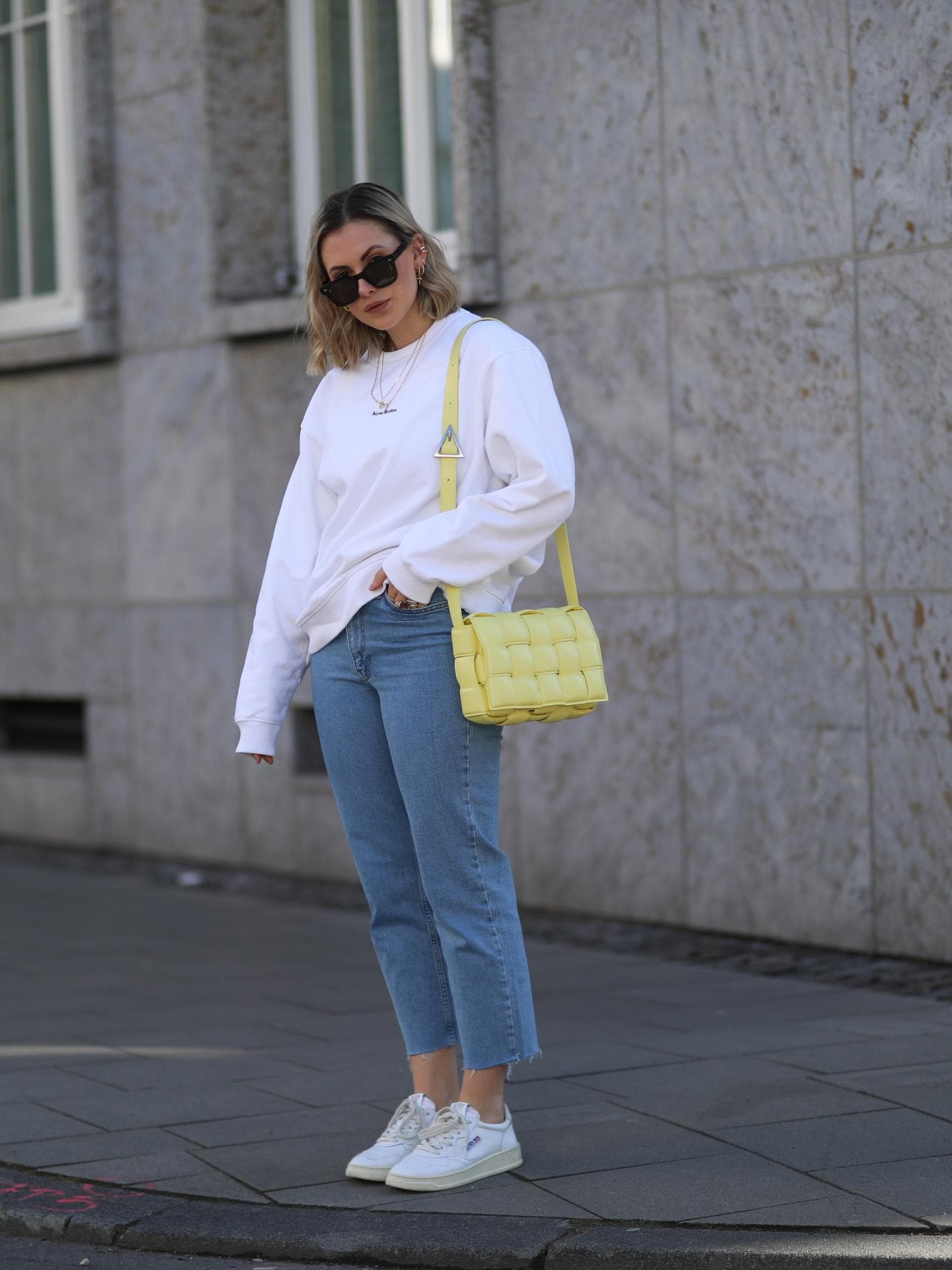 Frau trägt Sneaker von Reebok 