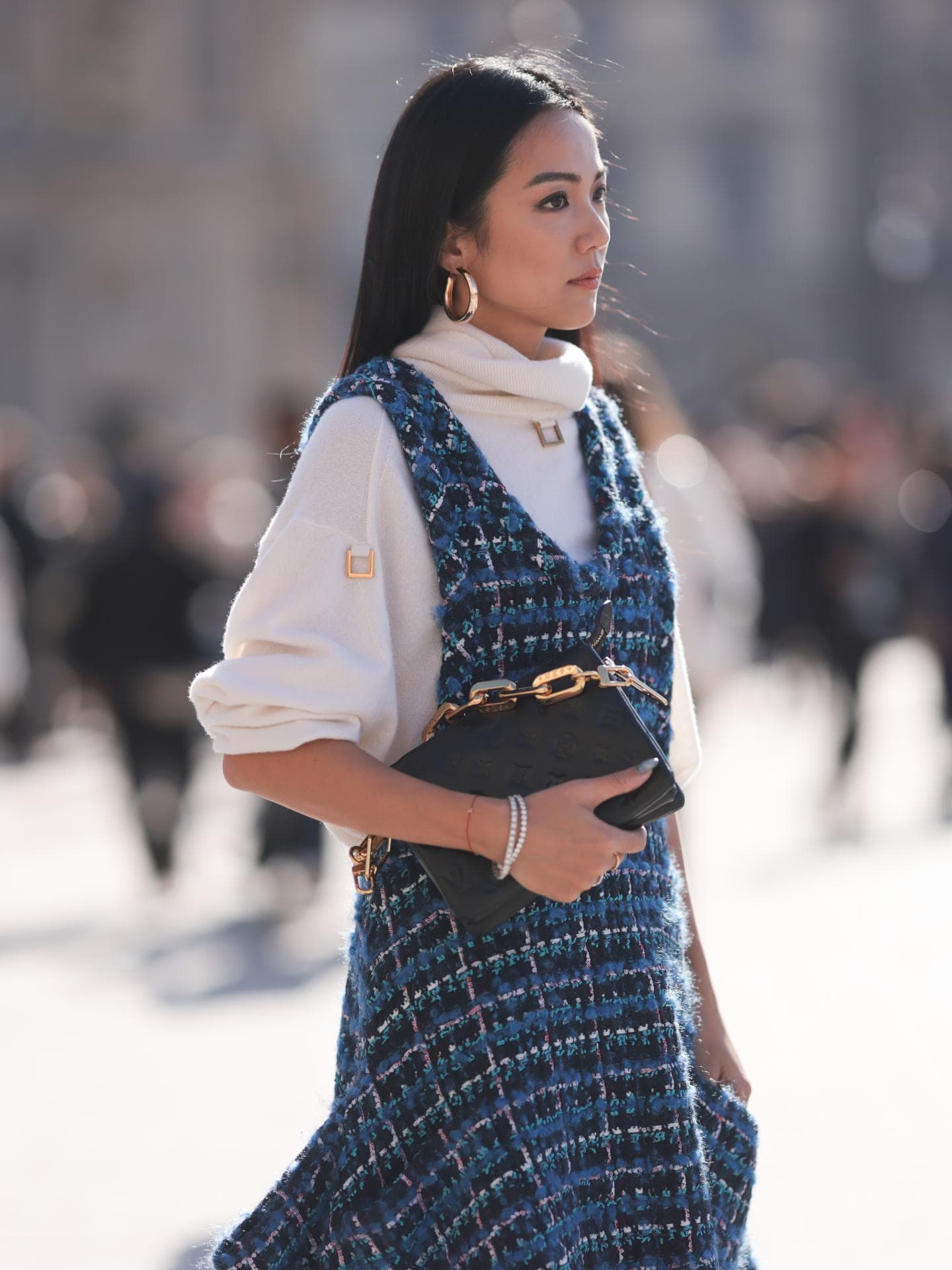 Yoyo Cao in einem Streetstyle mit Latzkleid
