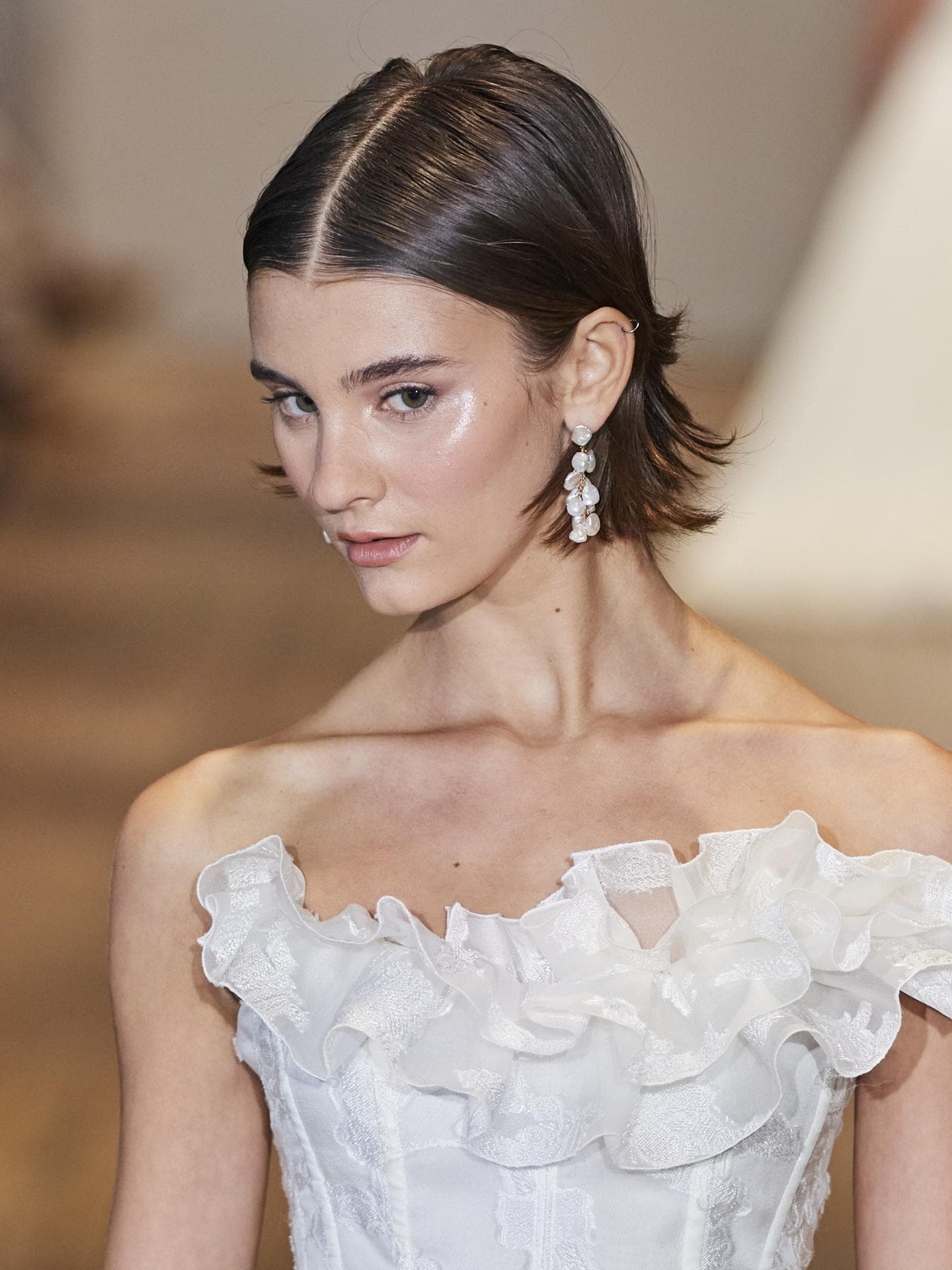 Kurze Brautfrisur im Sleek-Look 