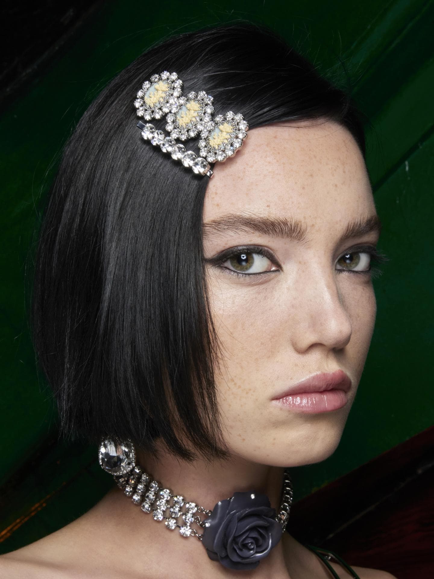 Kurze Brautfrisur mit Haarspange 
