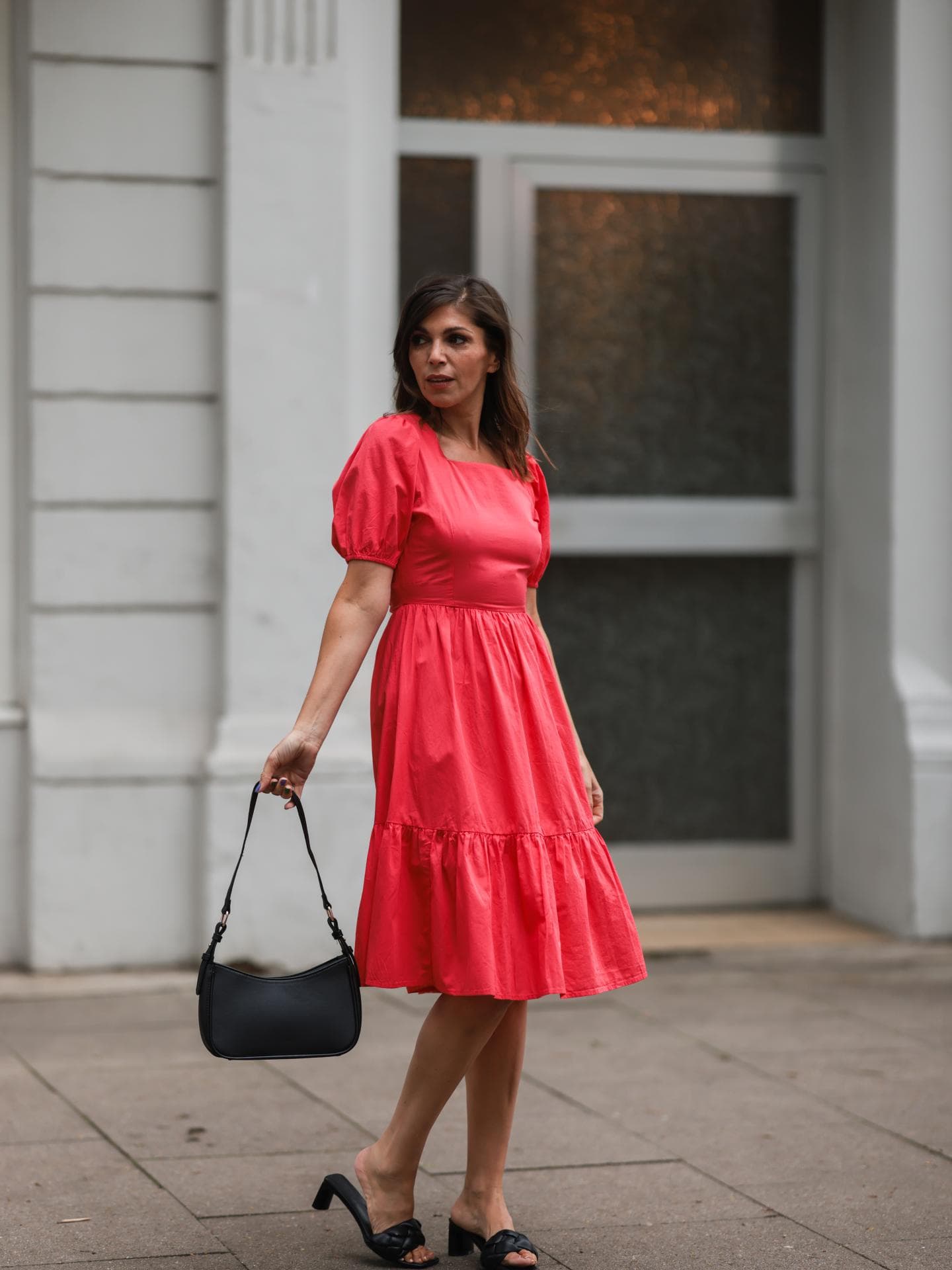 Anna Wolfers trägt ein rotes Kleid mit kurzen Ärmeln Anna Wolfers trägt ein rotes Kleid mit kurzen Ärmeln