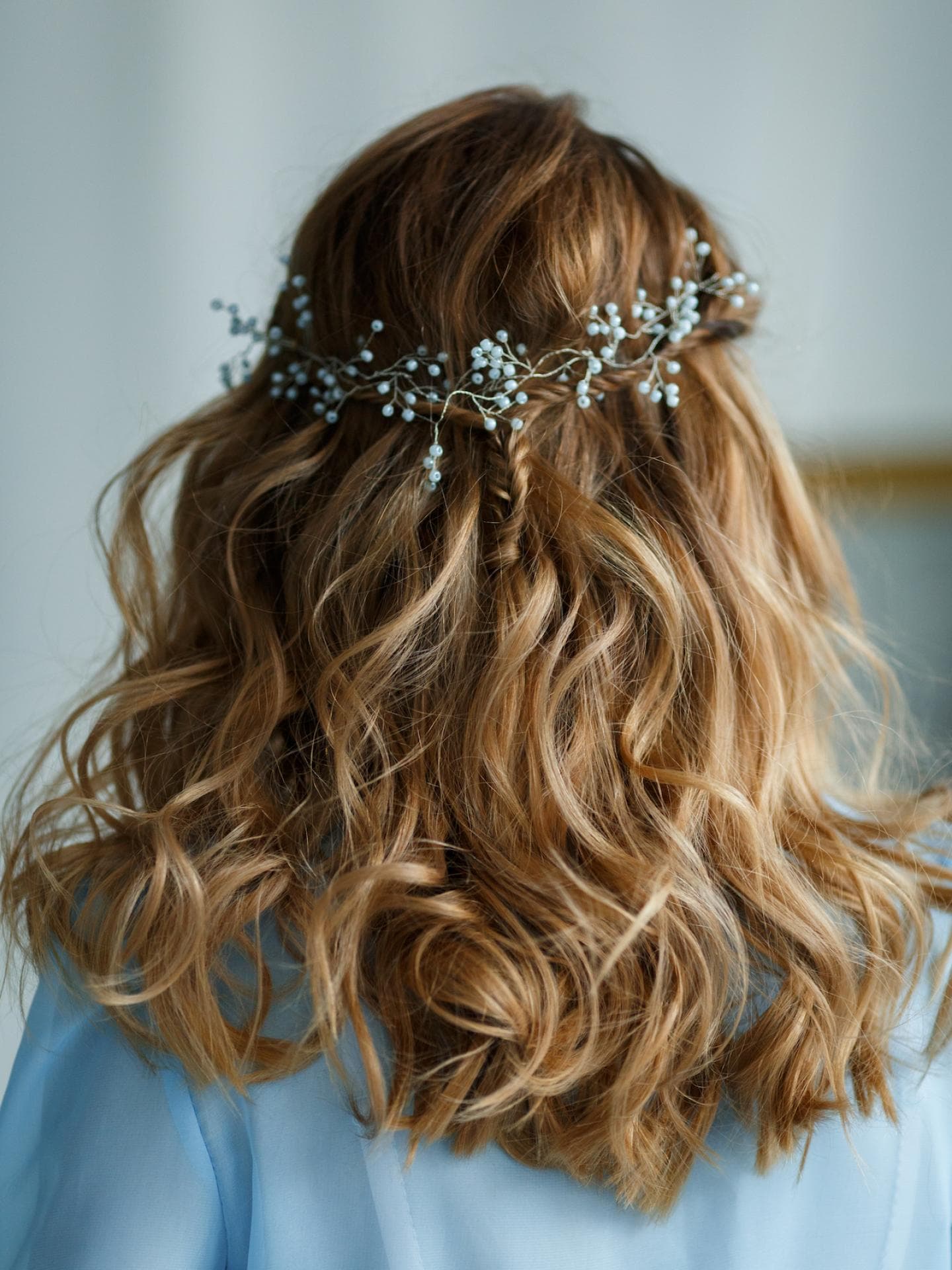 Offene Haare mit Perlenkranz