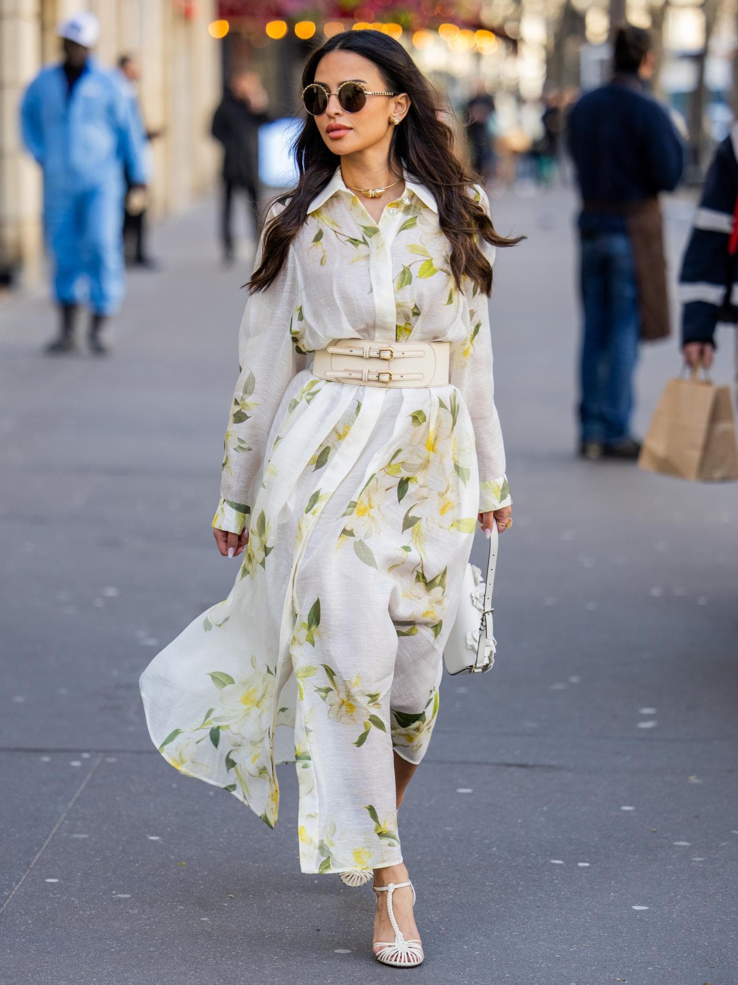Frau trägt florales Maxikleid im Streetstyle