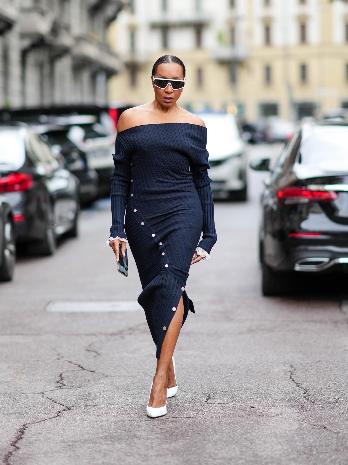 Frau trägt Off-Shoulder-Kleid im Streetstyle