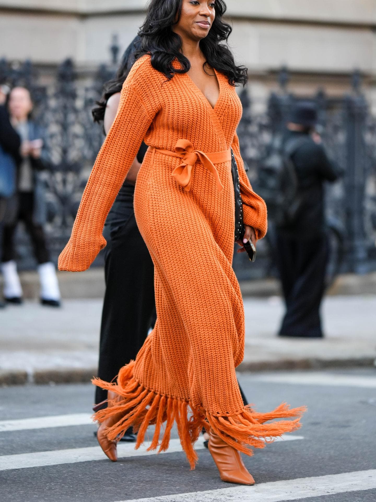 Frau trägt Wickelkleid im Streetstyle