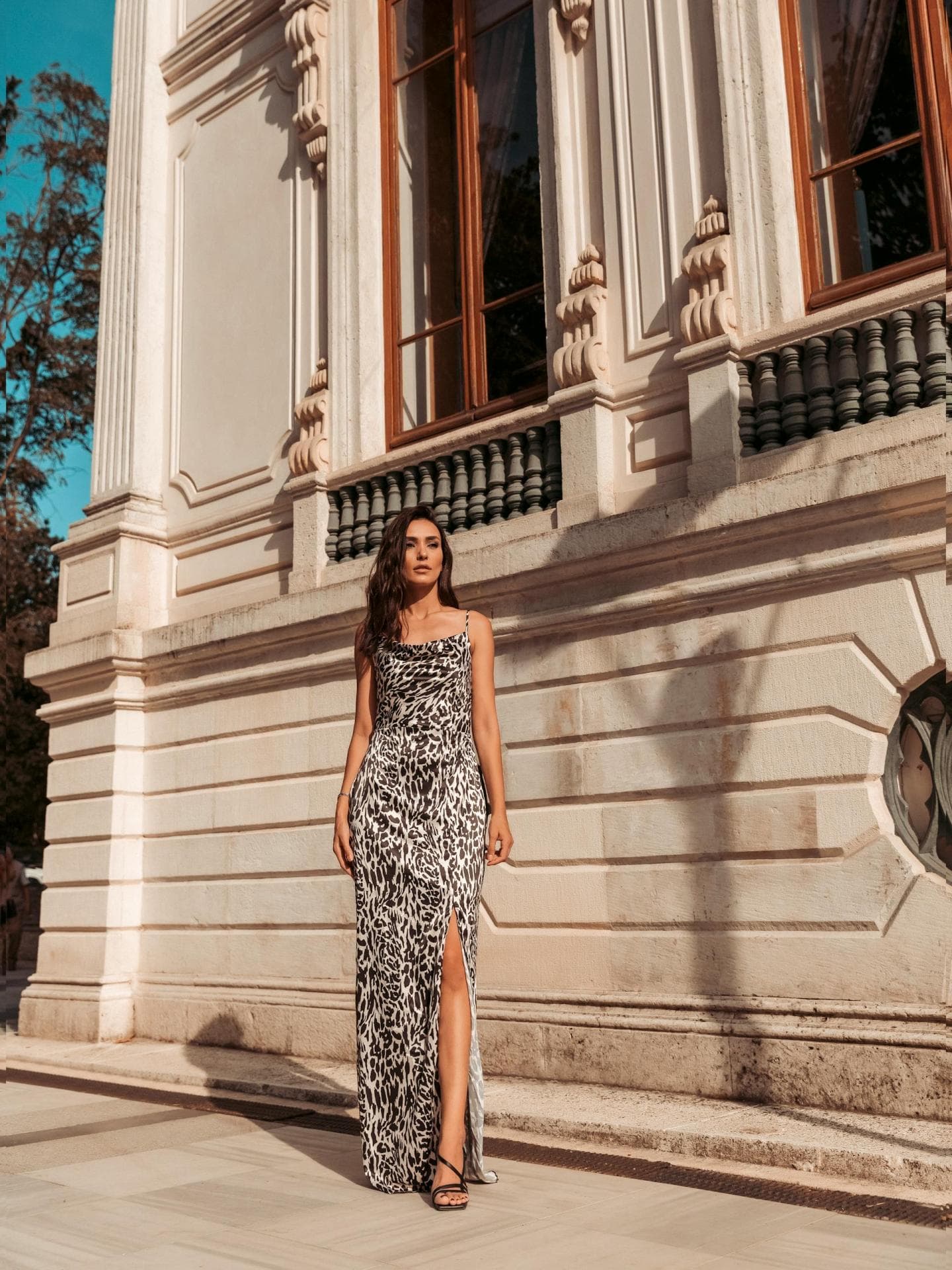 Frau mit Casual Chic Kleid
