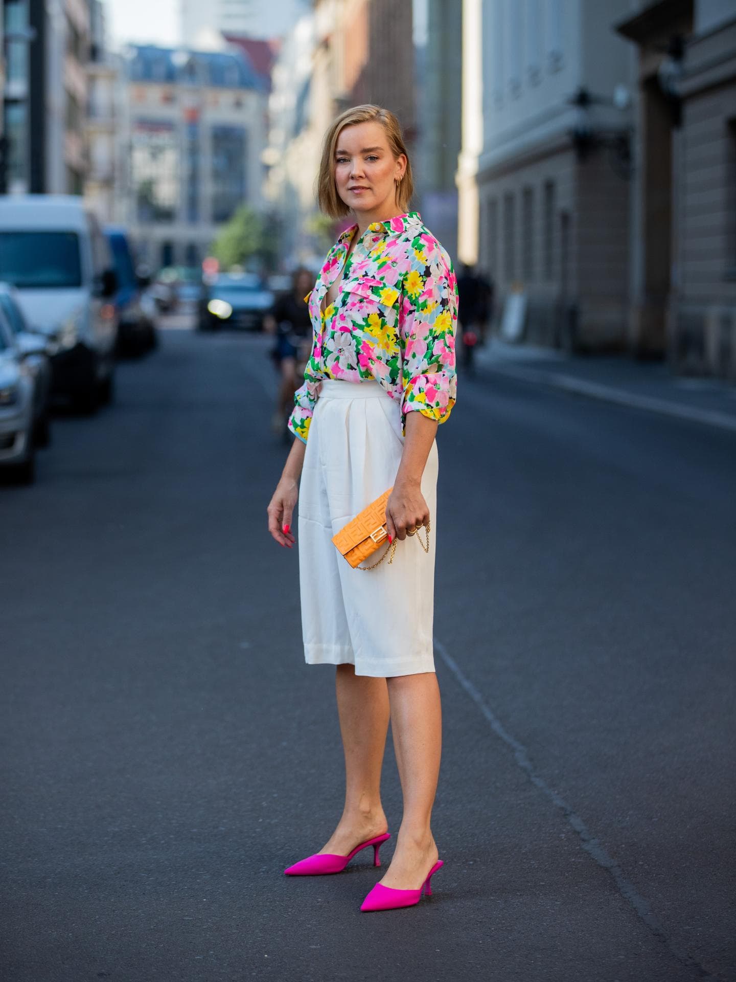 Tina Haase trägt eine Bermuda-Shorts im Streetstyle