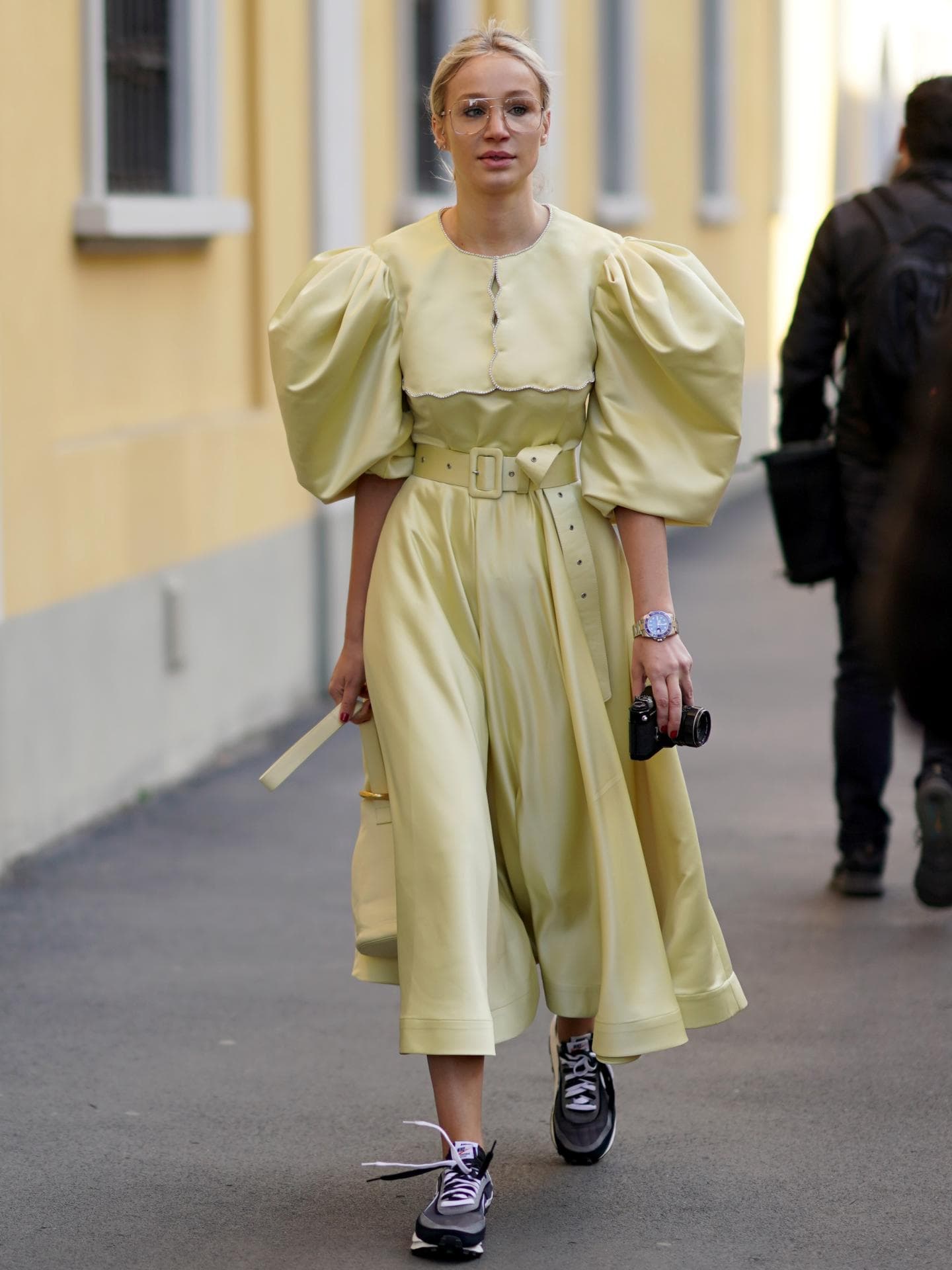 Streetstyle mit Rüschenkleid und Dad-Sneaker