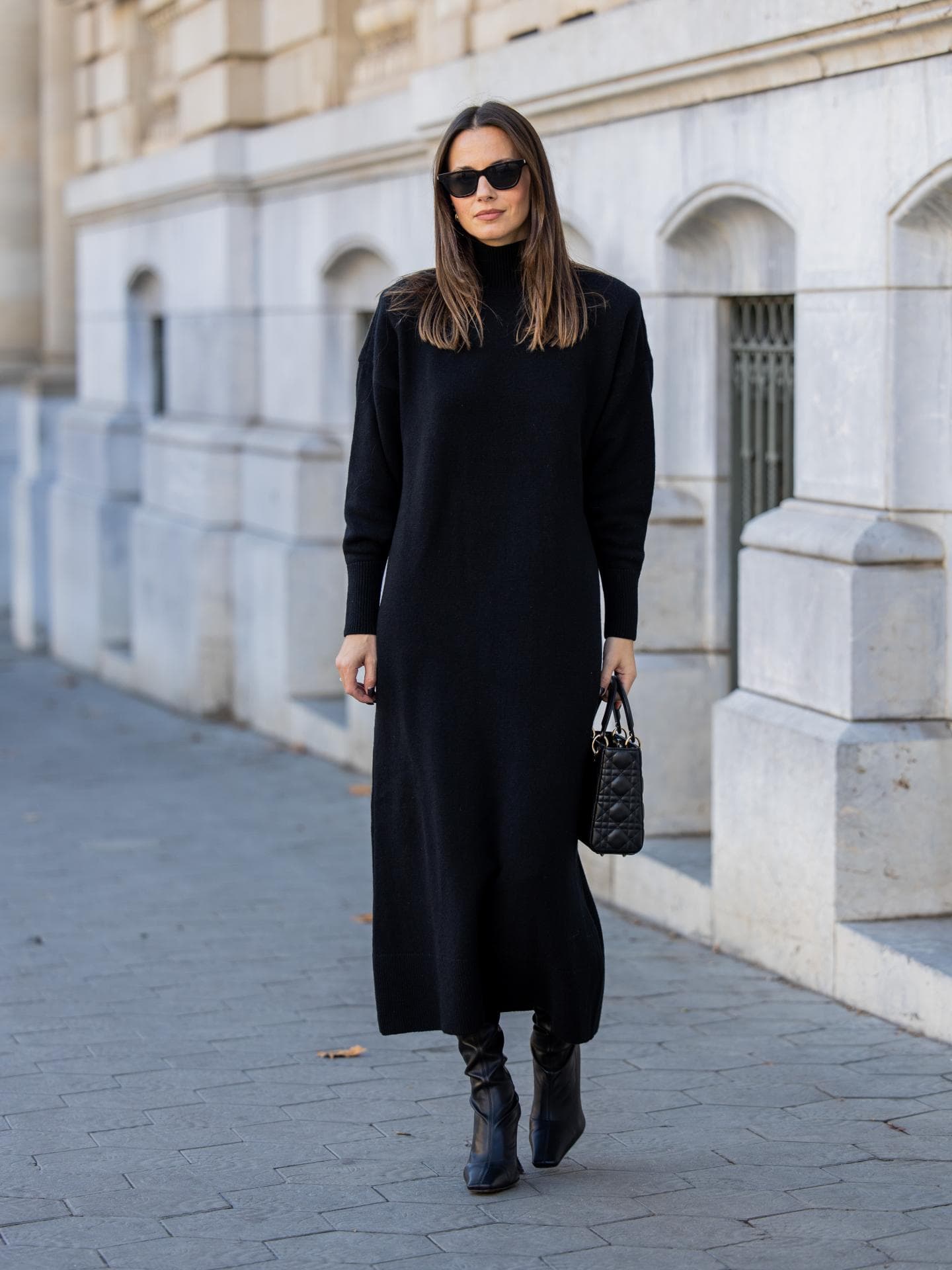 Zina Charkoplia in einem schwarzen Strickkleid