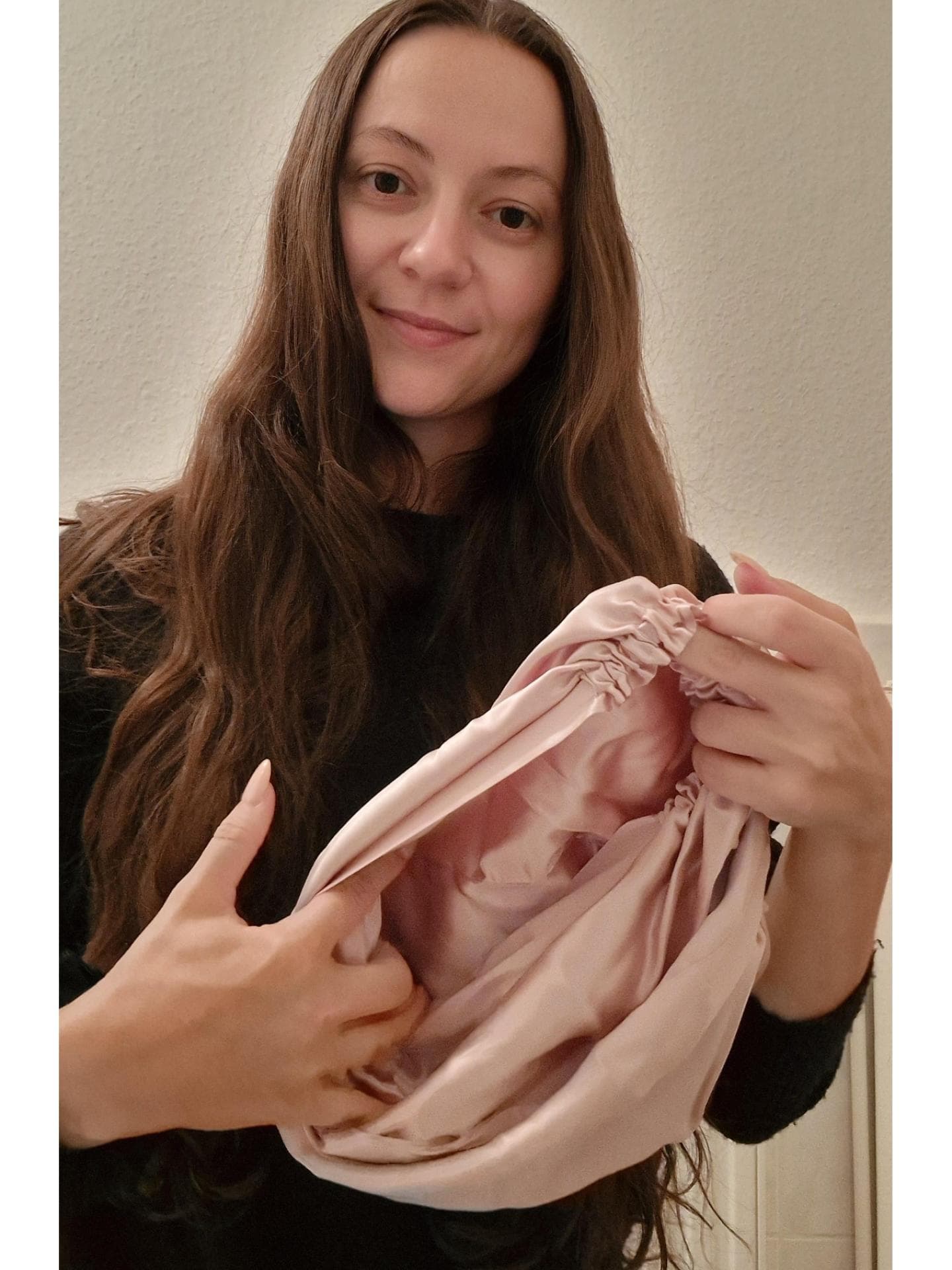 FürSie-Redakteurin Silva Oldenburg setzt eine Schlafhaube aus Seide auf.
