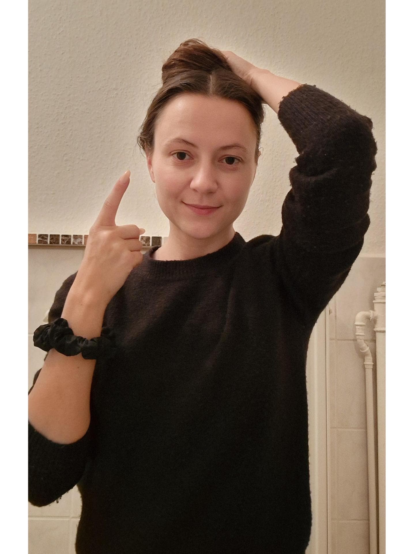 FürSie-Redakteurin Silva Oldenburg fasst ihre Haare zum Schlafen zu einem lockeren Dutt zusammen.