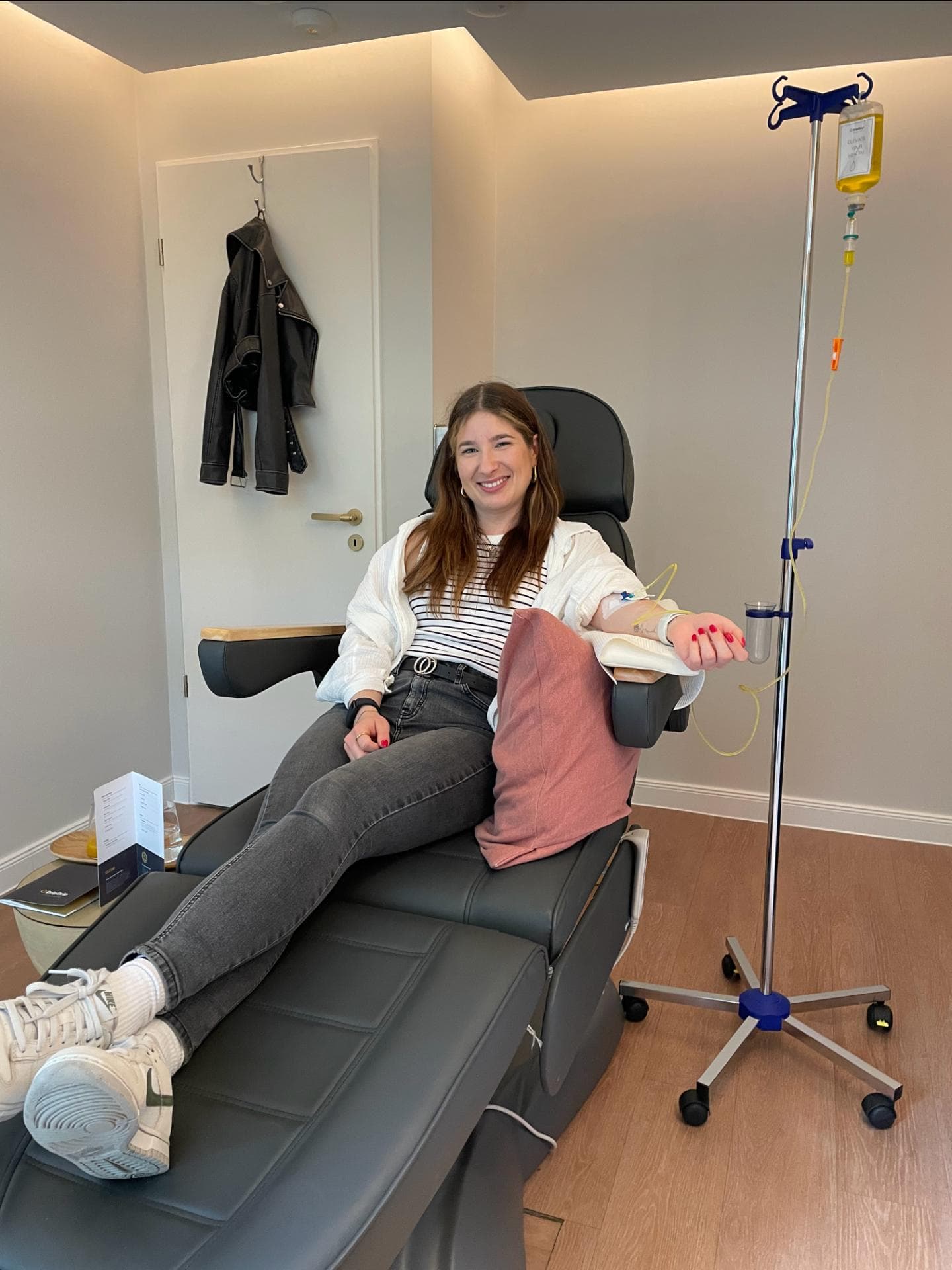 Redakteurin Laura Carstens bekommt eine Vitamin C Infusion in der Drip Drip Bar in Hamburg.
