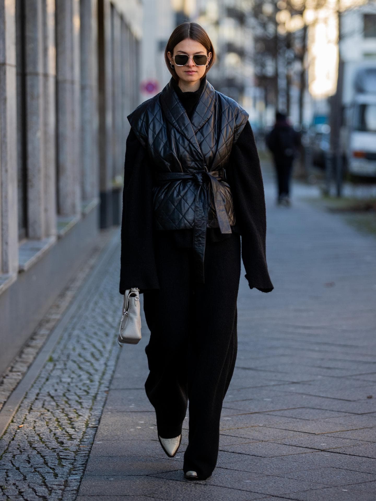 Streetstyle in einem monochromen Look mit Steppweste