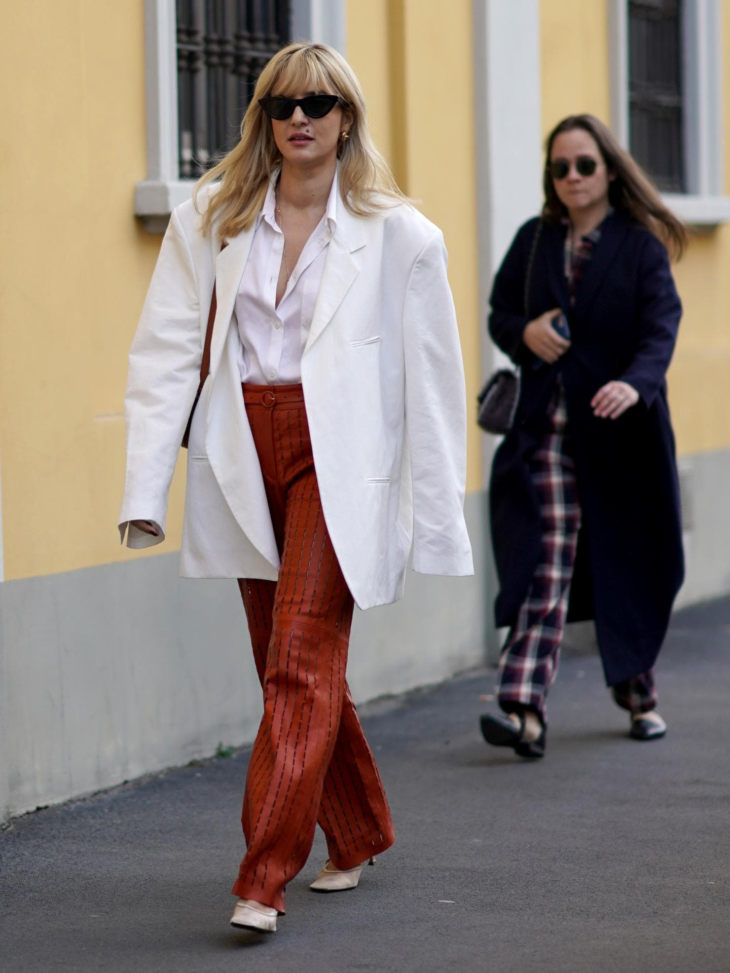 Ein Blazer sieht gut zur weiten Hose aus Eleonora Carisi trägt eine weite Hose und Blazer im Streetstyle