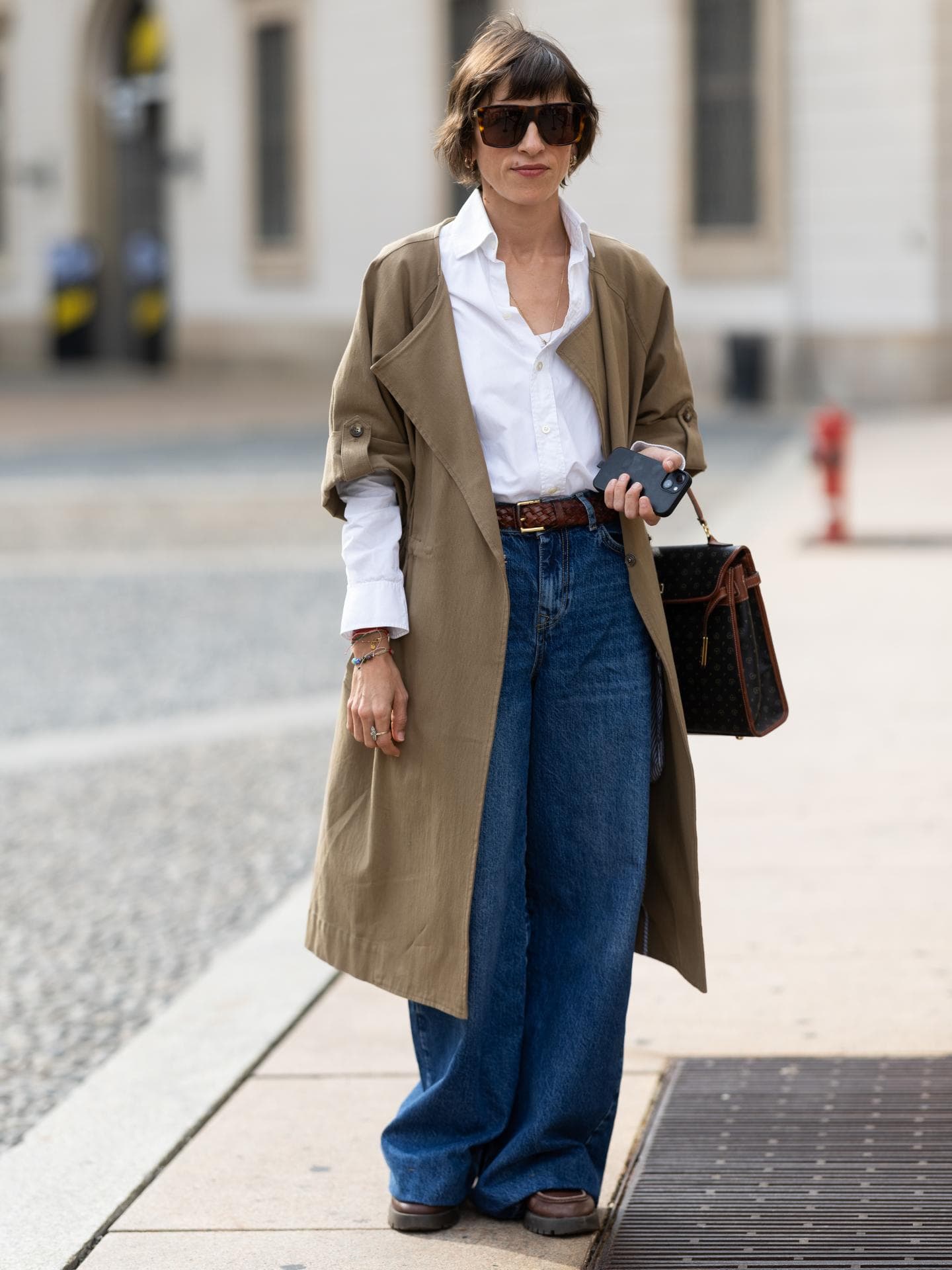 Trenchcoat und Jeans im Streetstyle