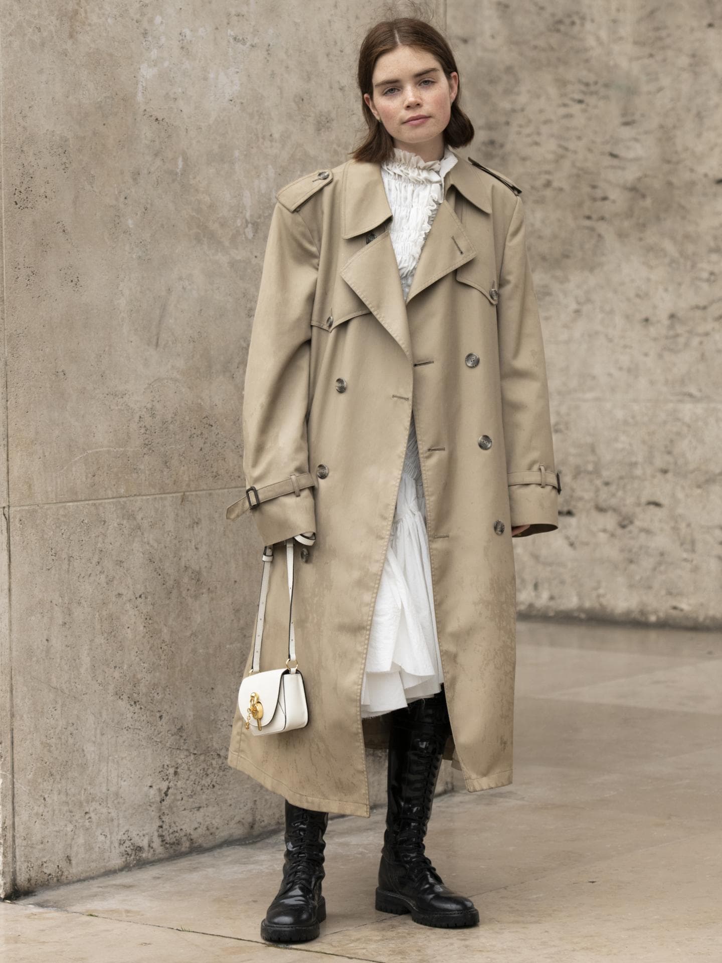 Reese Blutstein trägt Kleid und Trenchcoat im Streetstyle