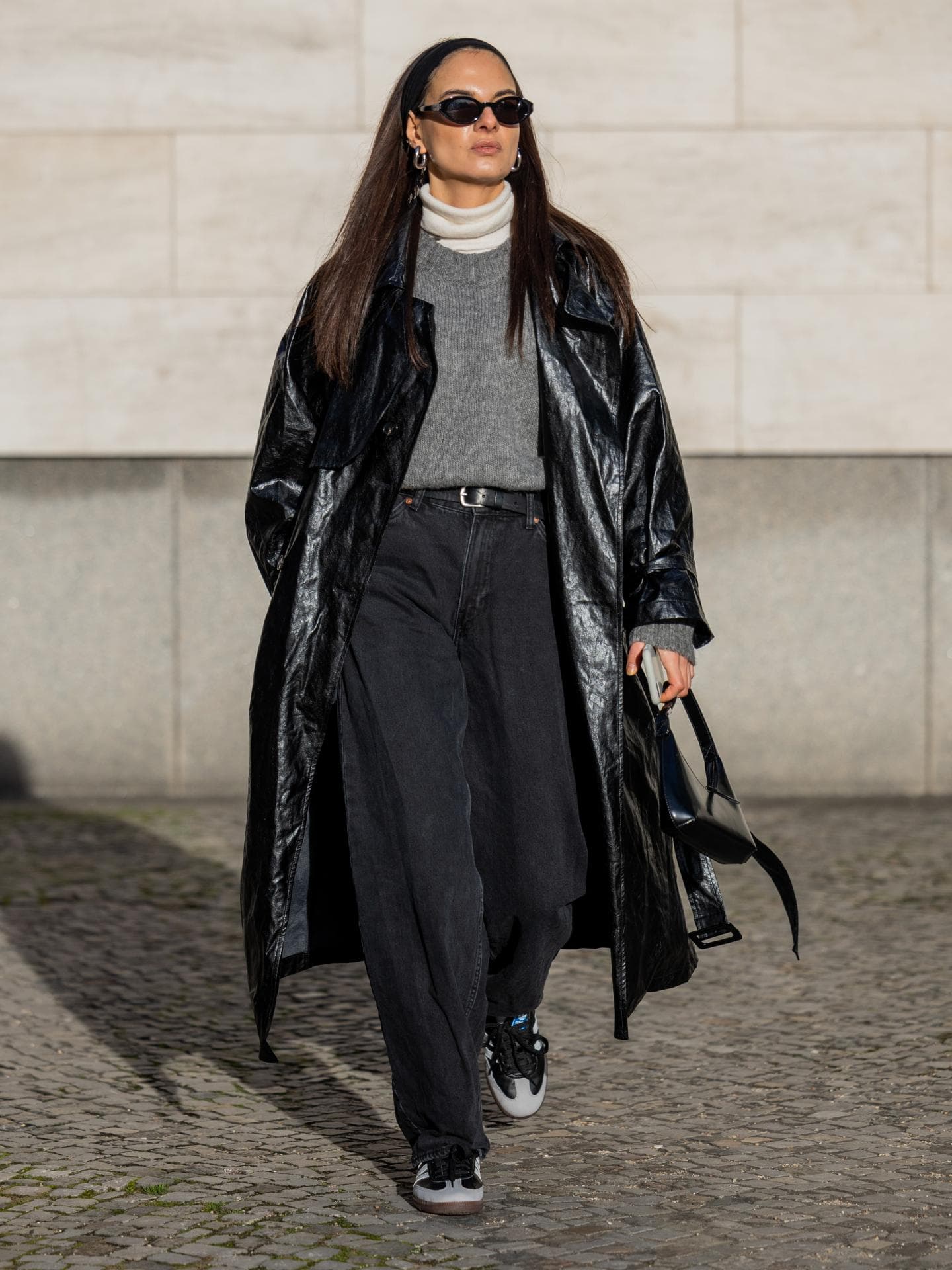 Anna Winter trägt einen Trenchcoat aus Leder im Streetstyle