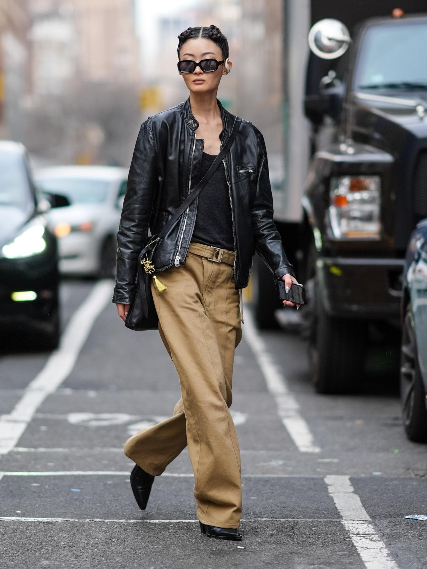 Eine Bikerjacke passt perfekt zu Wide Leg Pants Ein Model trägt eine weite Hose und eine Bikerjacke