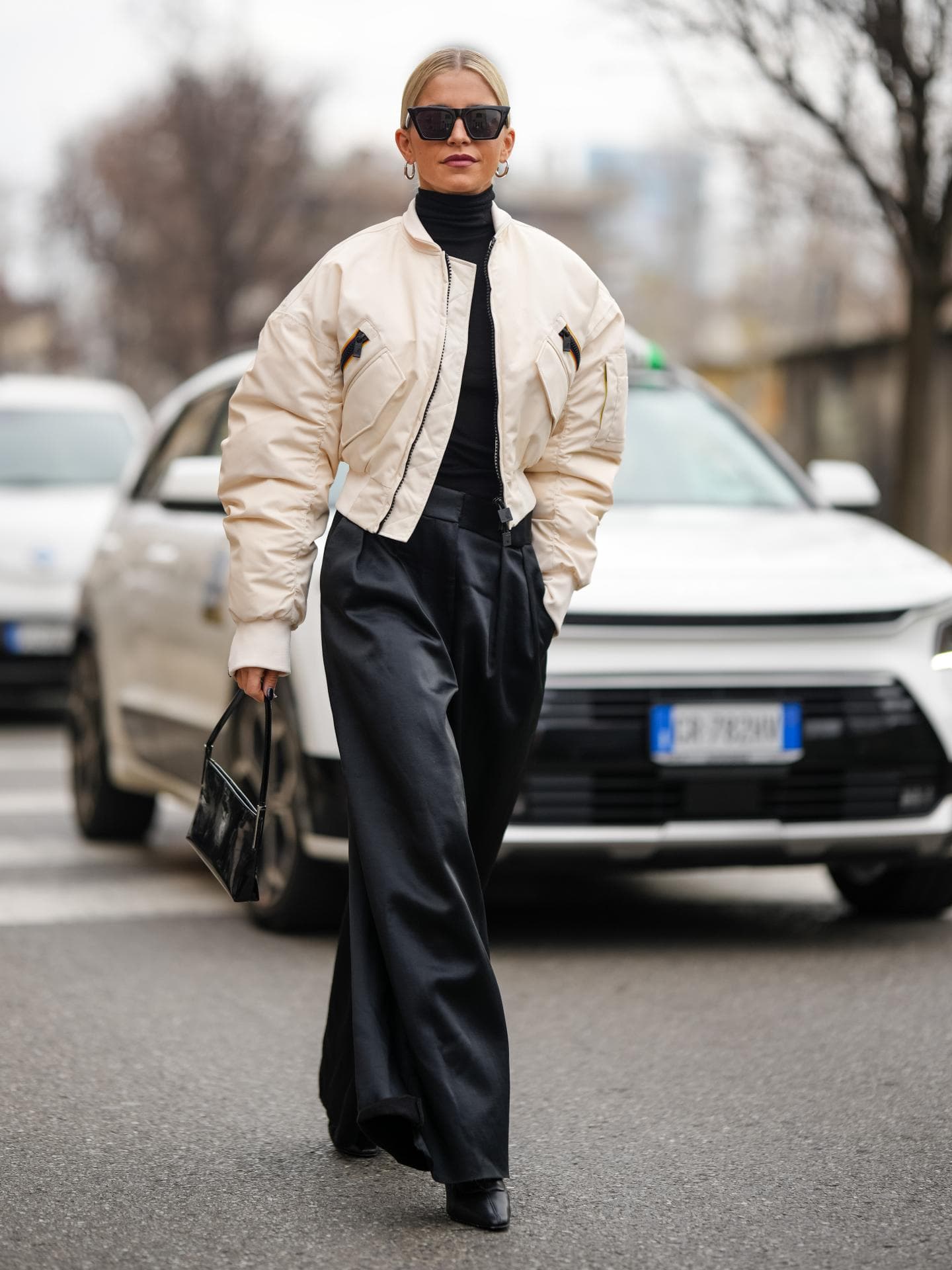 Eine Bomberjacke passt gut zur weiten Hose Caroline Daur im Streetstyle
