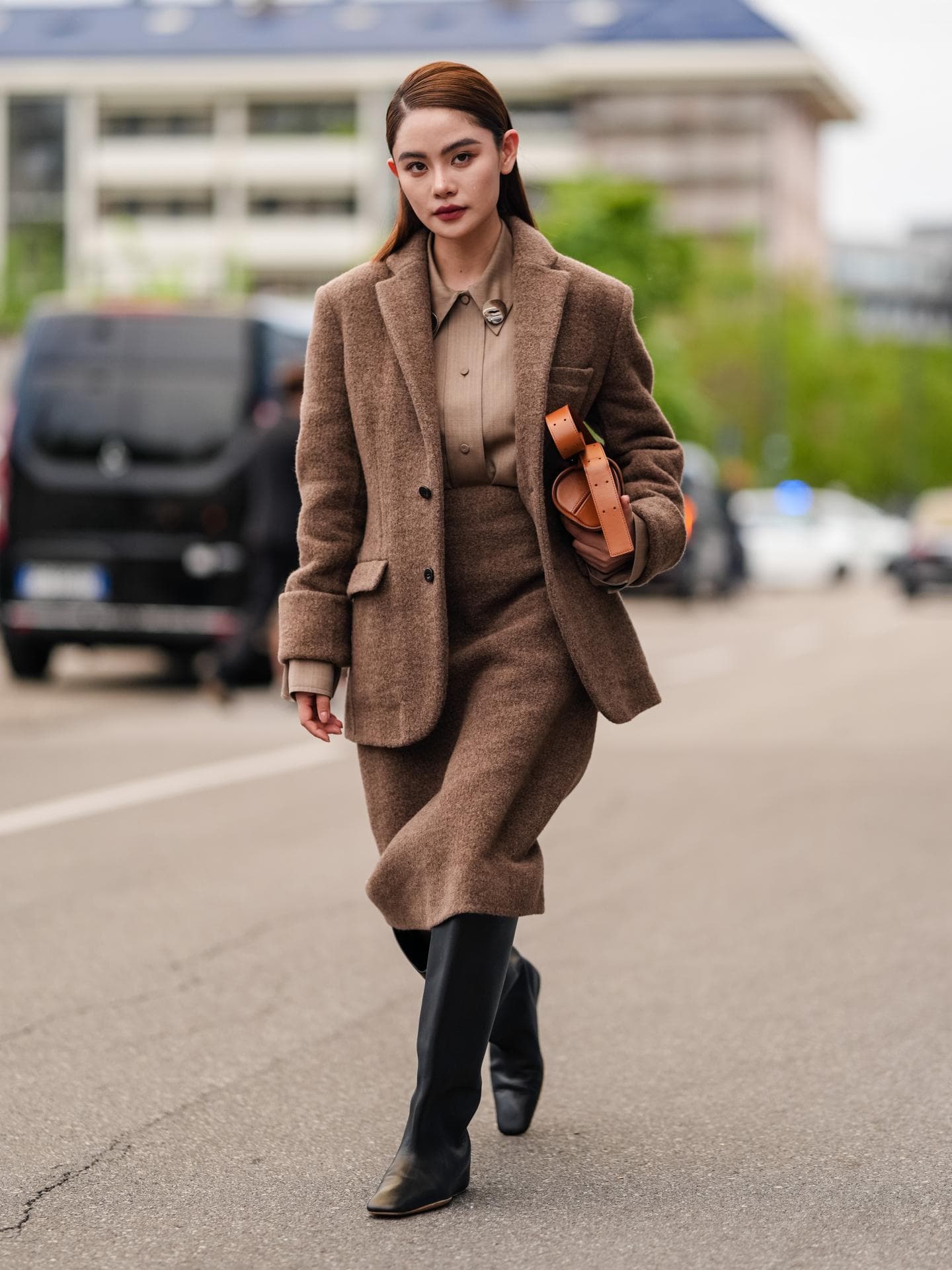 Doudou Babe trägt einen Blazer im Streetstyle