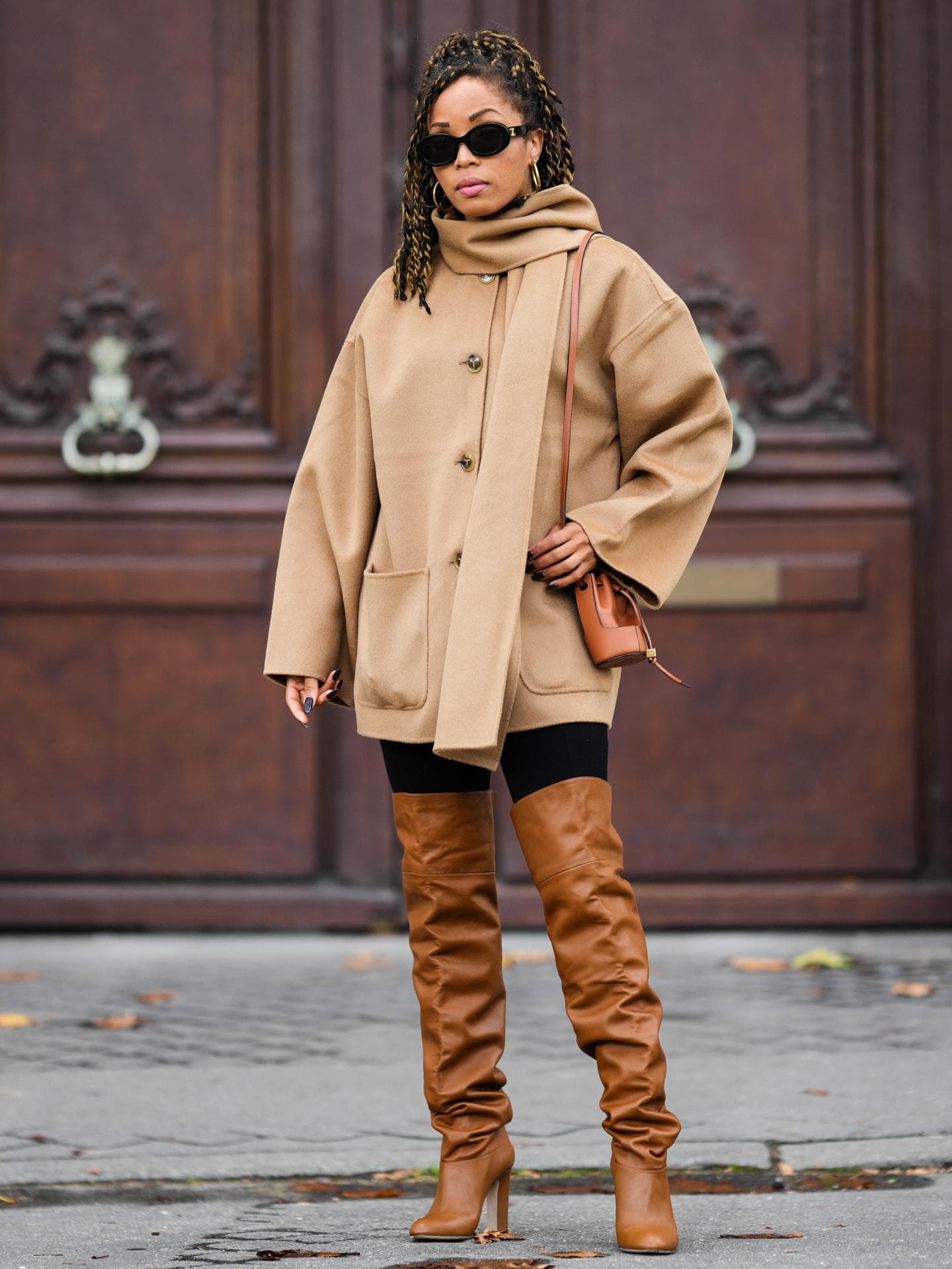 Overknee-Stiefel schmeicheln kräftigen Waden Ellie Delphine trägt Overknees im Streetstyle