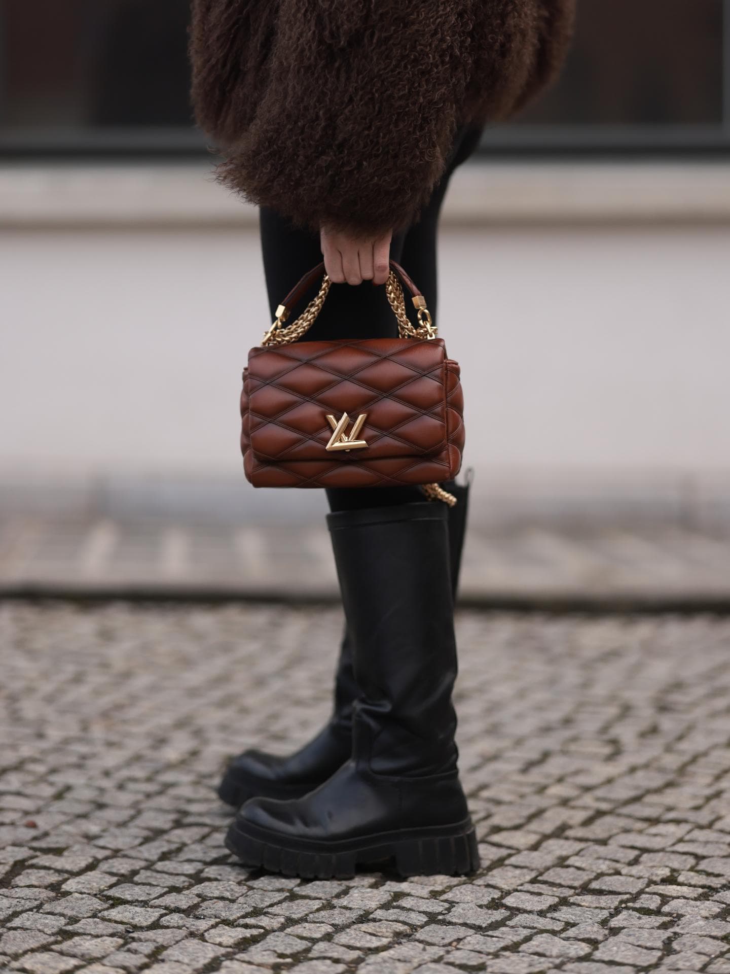Chunky Boots schmeicheln großen Füßen Sonia Lyson trägt Chunky Boots im Streetstyle