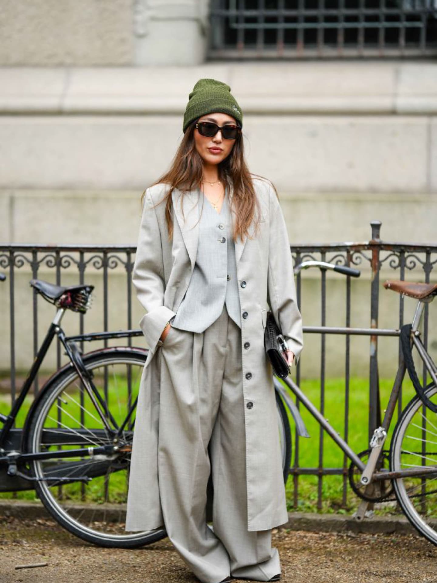 Eine Fashion-Week-Besucherin mit Pantone "Mocha Mousse"-Haarfarbe