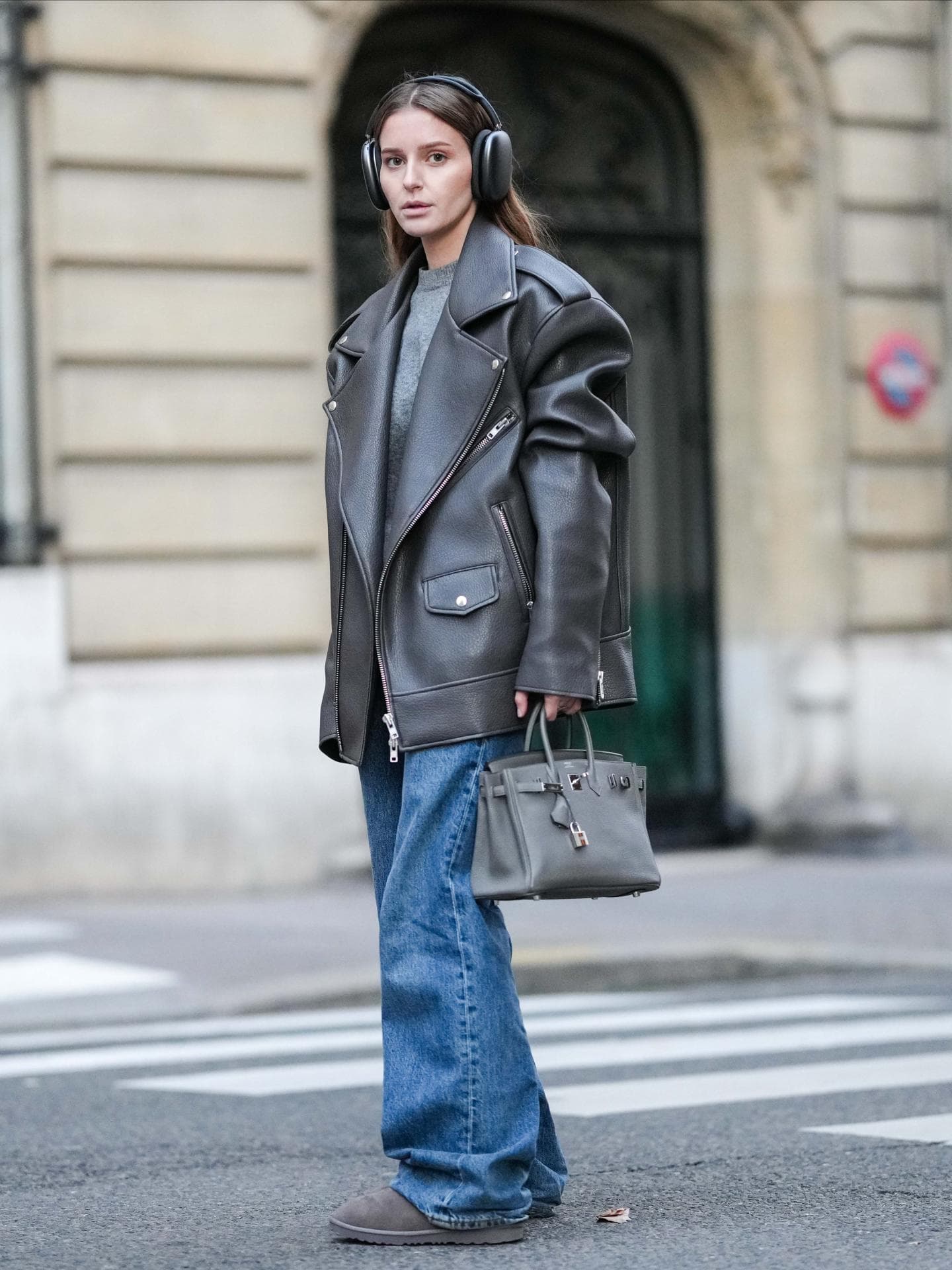 Ugg Boots kombinieren mit Oversized Jeans 