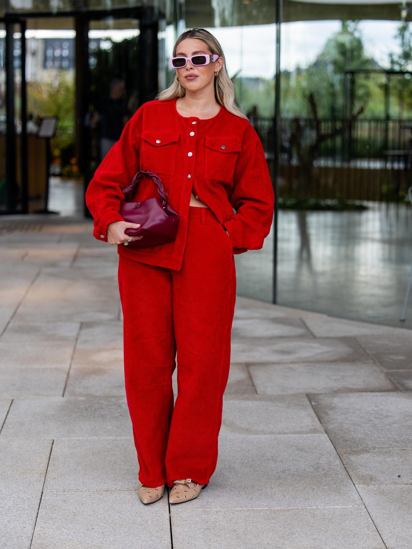 Barrel Jeans sehen toll an Curvy-Frauen aus Frau trägt Barrel Jeans im Streetstyle