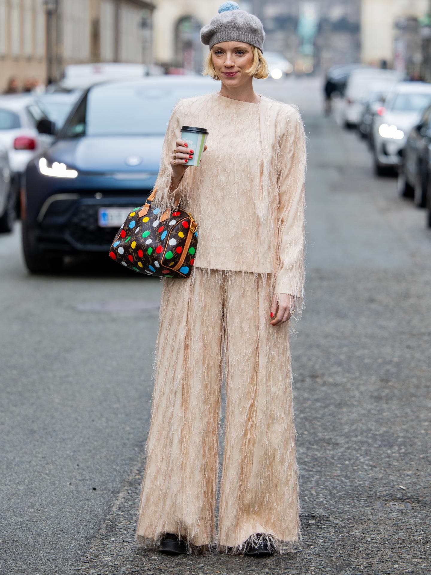 Frau trägt Baskenmütze im Streetstyle