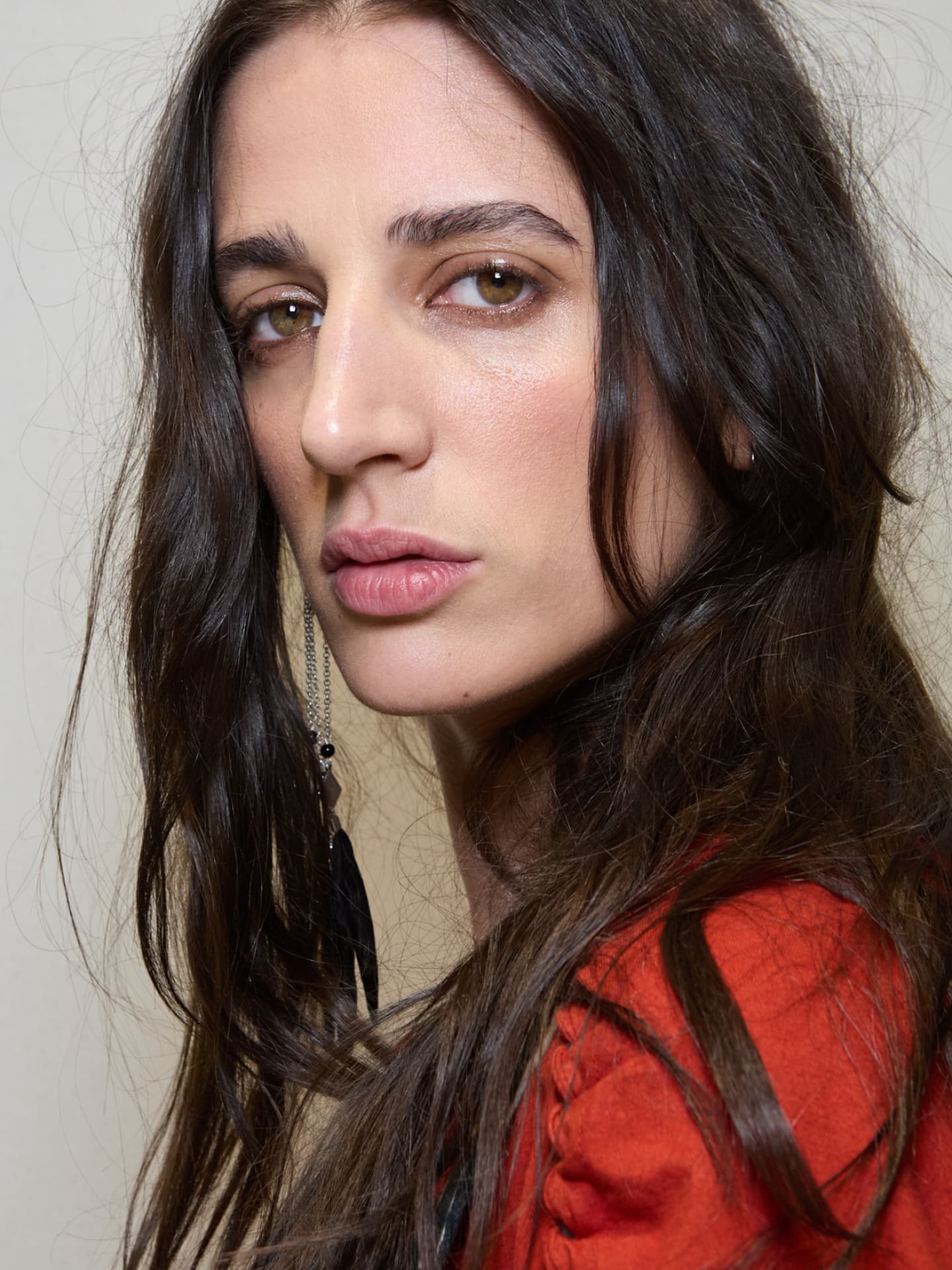 Model mit Blurred Lips bei der SS/2025 Show von Isabel Marant
