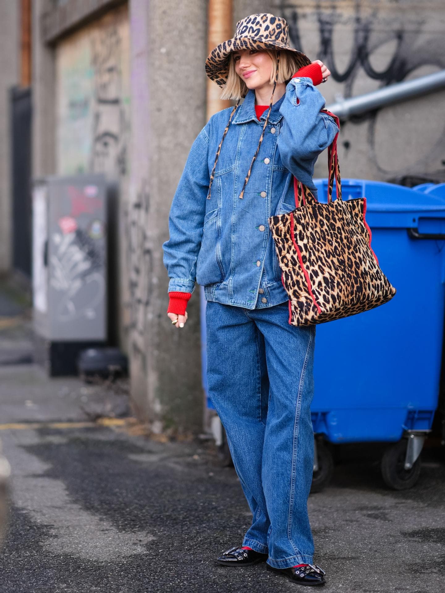 Frau trägt Fedorahut im Streetstyle