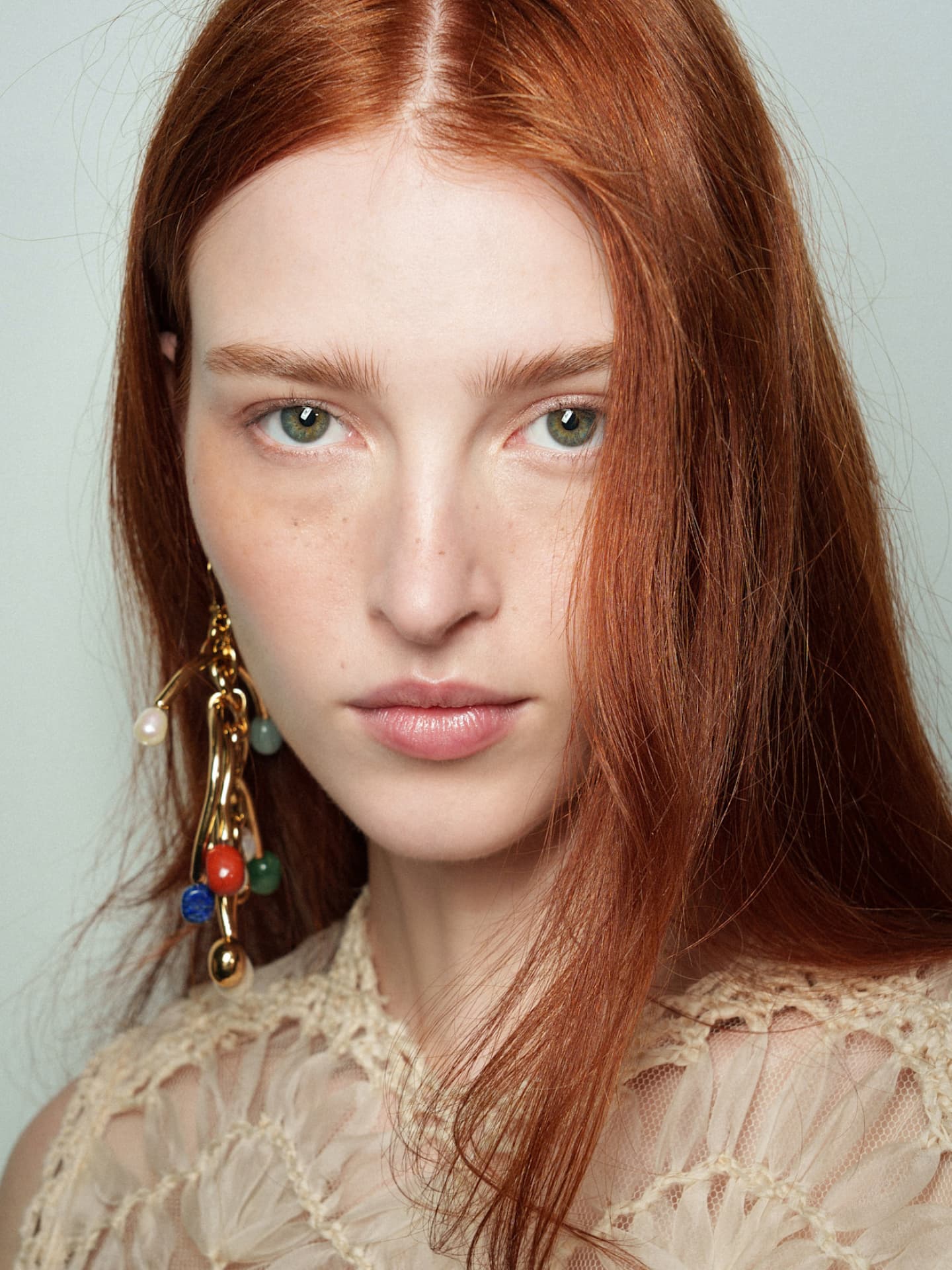 Ghost Lashes heben unsere natürliche Schönheit hervor Model mit Ghost Lashes bei der SS/2025 Show von Zimmermann