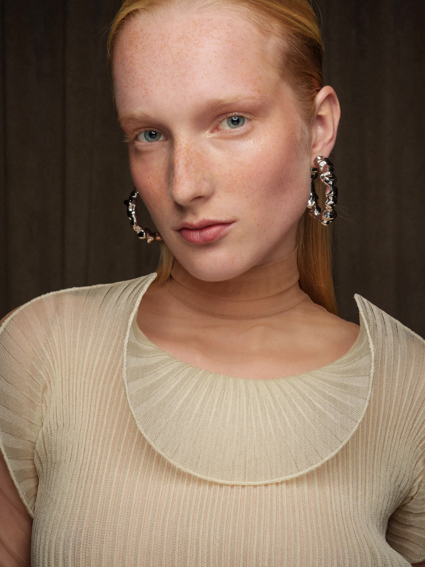 Model mit Inner Eye Corner Highlights bei der SS/25 Show von Del Core